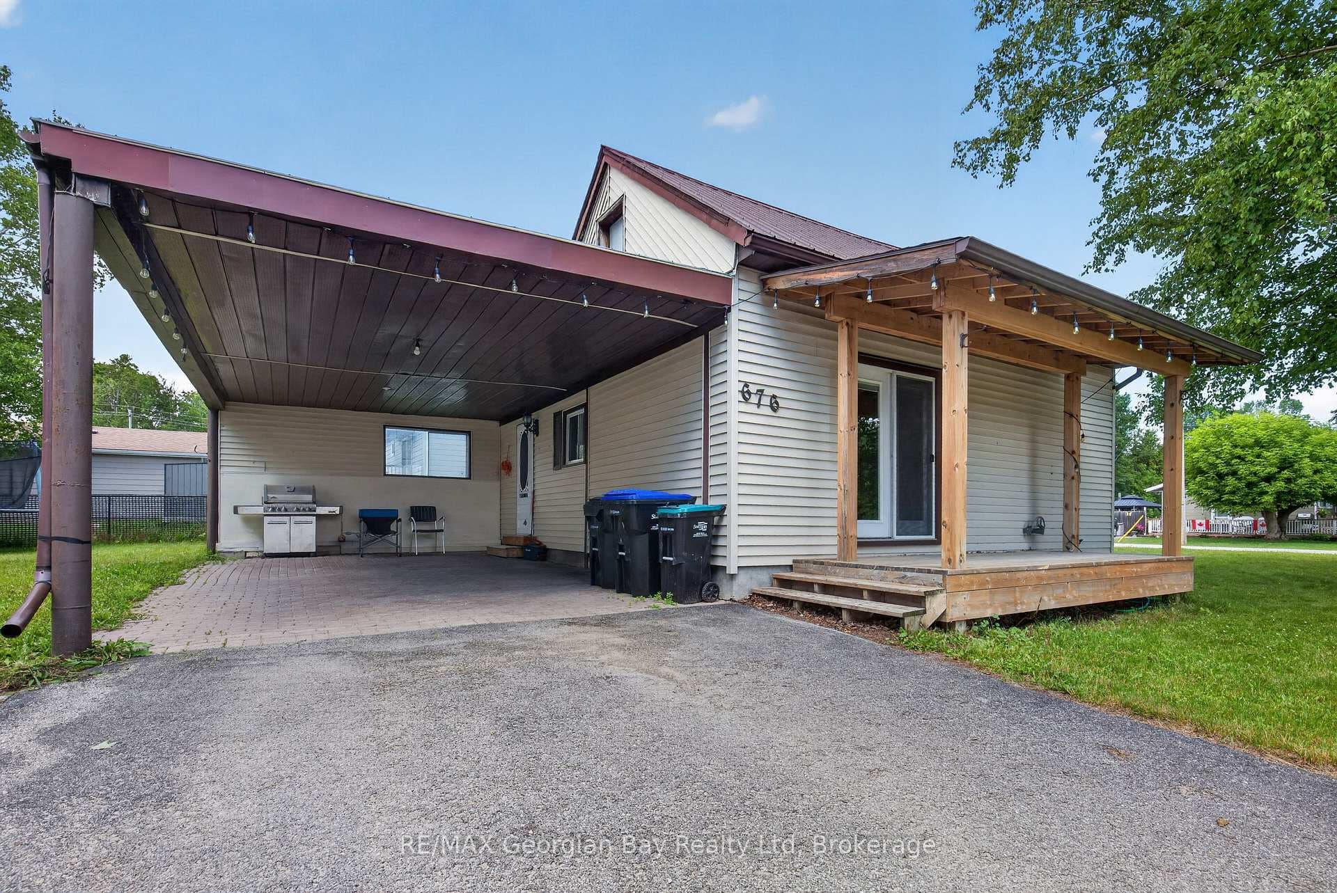 676 3rd Avenue photo 2