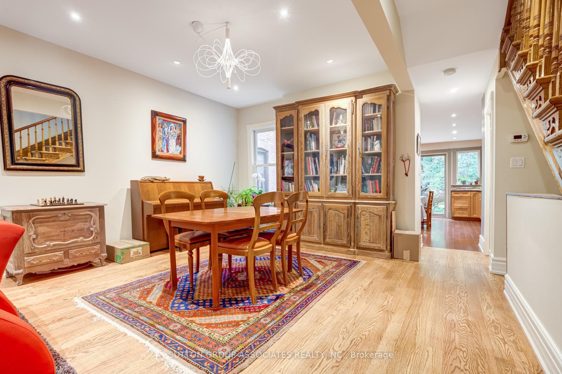 790 Markham Street photo 9