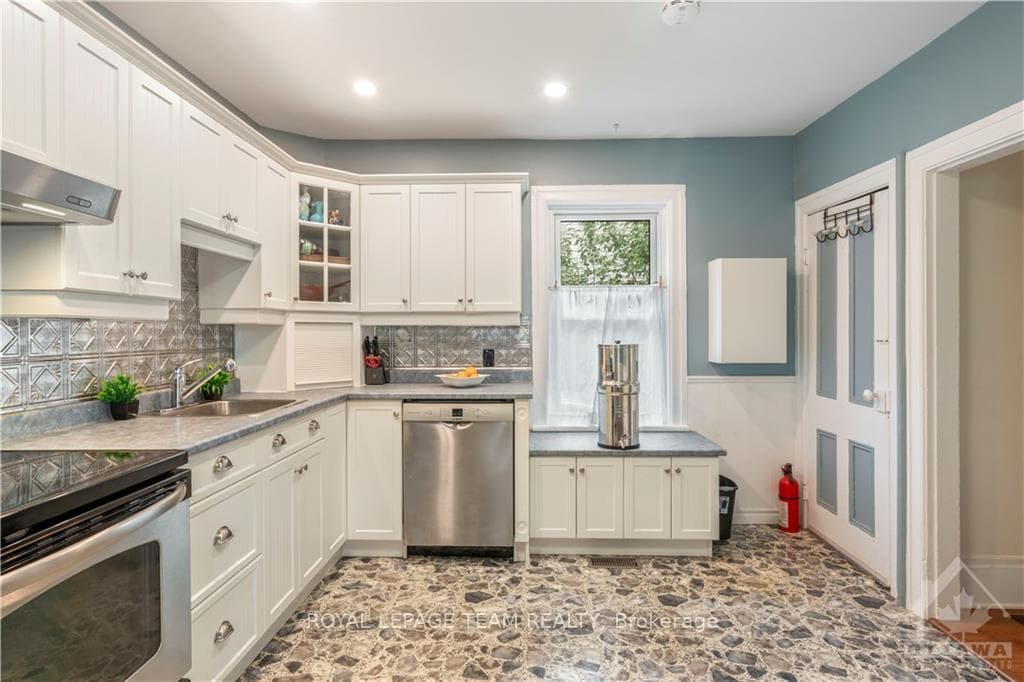 488 CLARENCE Street photo 9