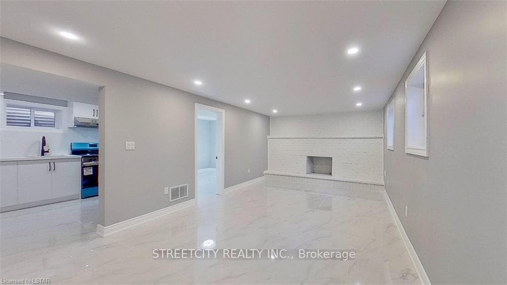 9 Scotchpine Crescent photo 29