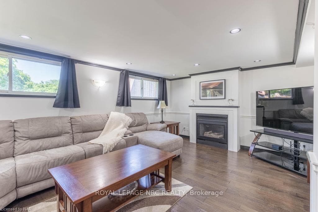 2 ANCASTER Boulevard photo 21