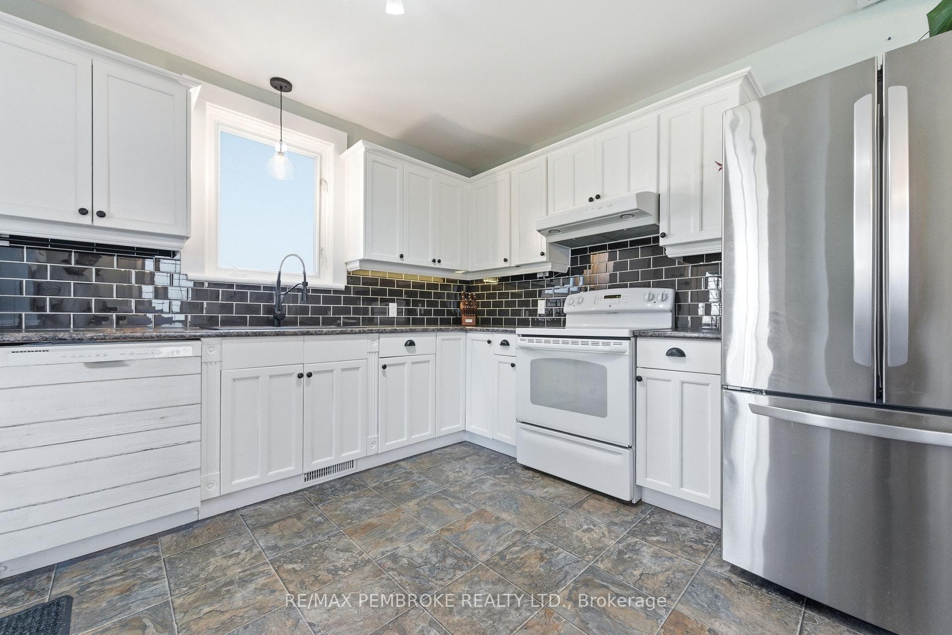 566 Perth Street photo 25