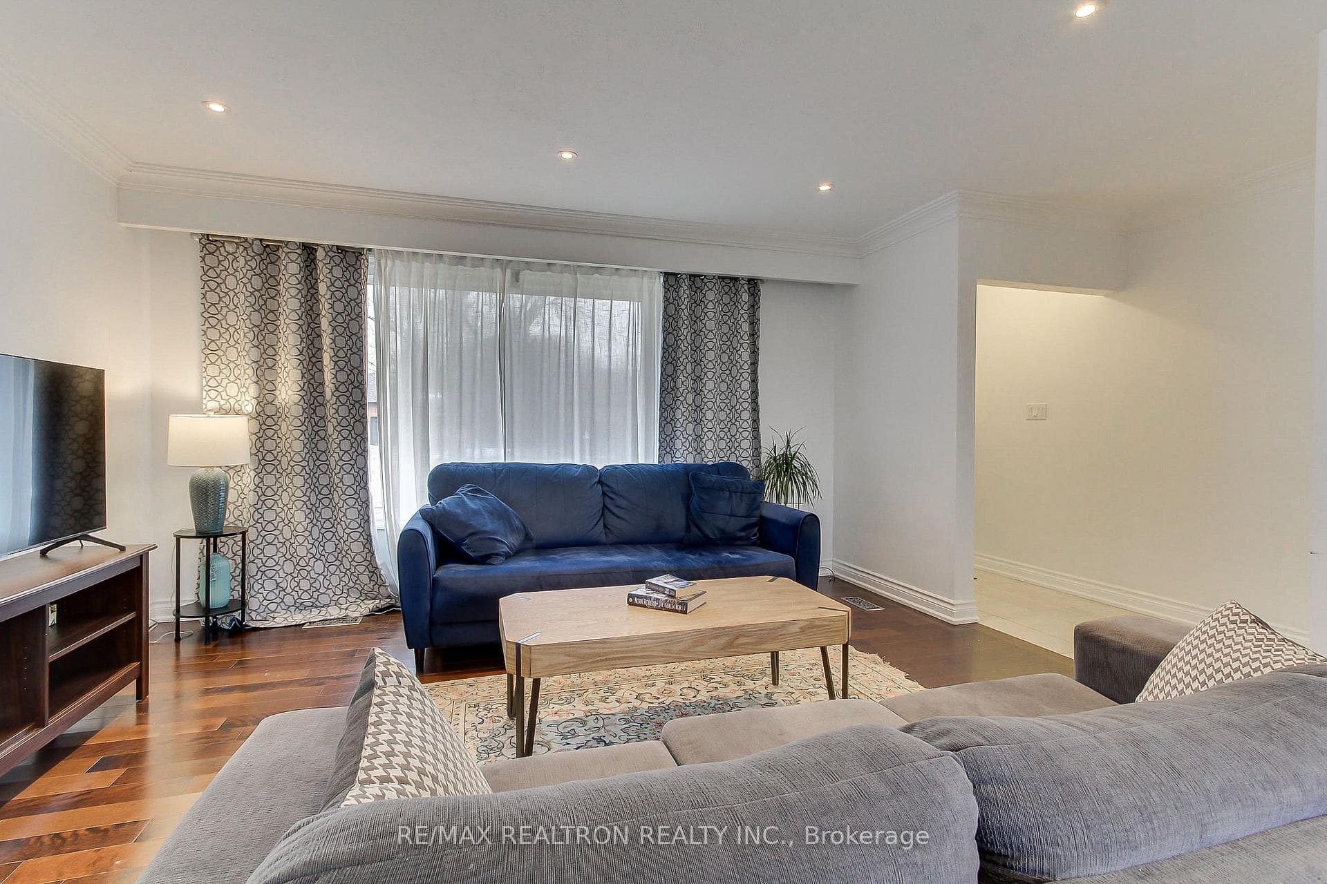 36 Farr Avenue photo 4