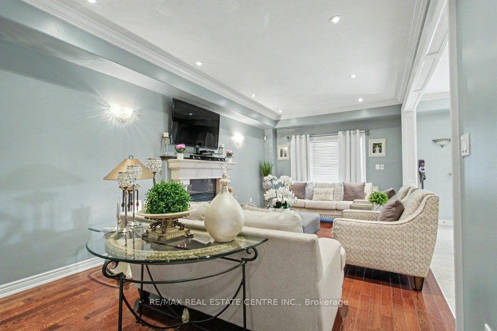 284 Normanhurst Avenue photo 17