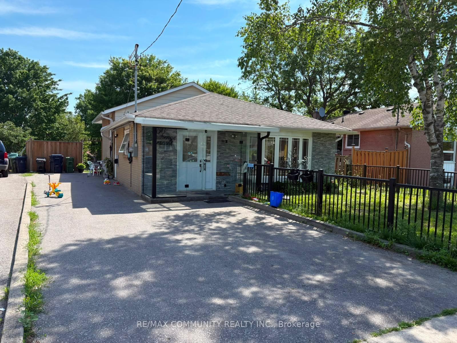 56 Stonehenge Crescent photo 1