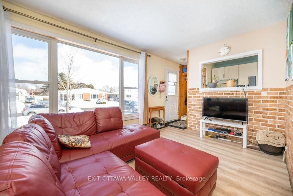233 AIRTH Boulevard photo 4