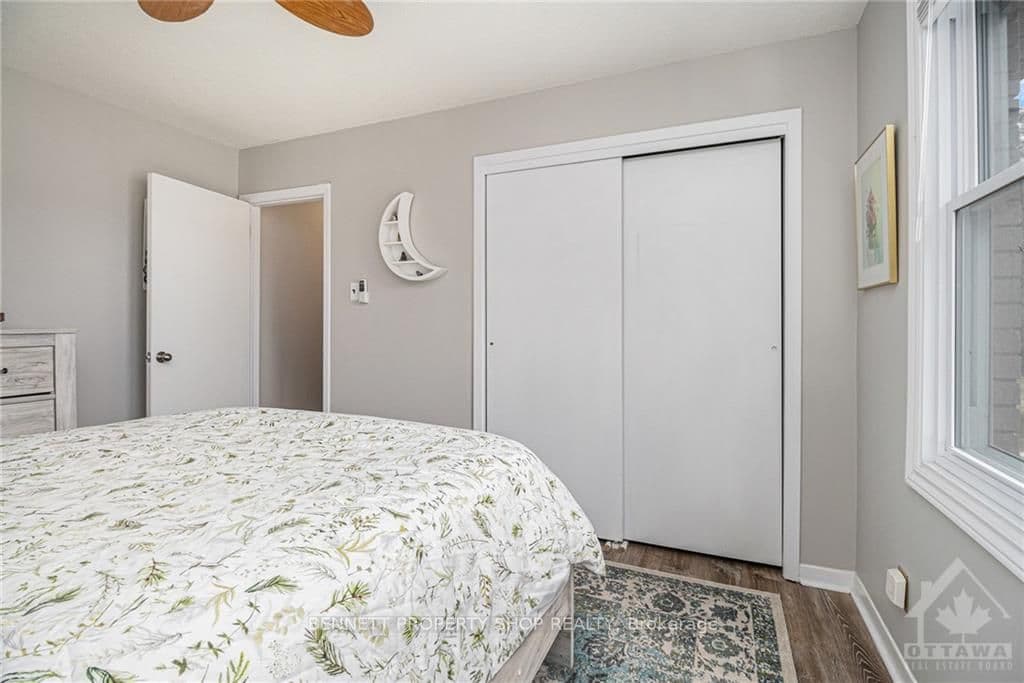 1676 DUNROBIN Road photo 13