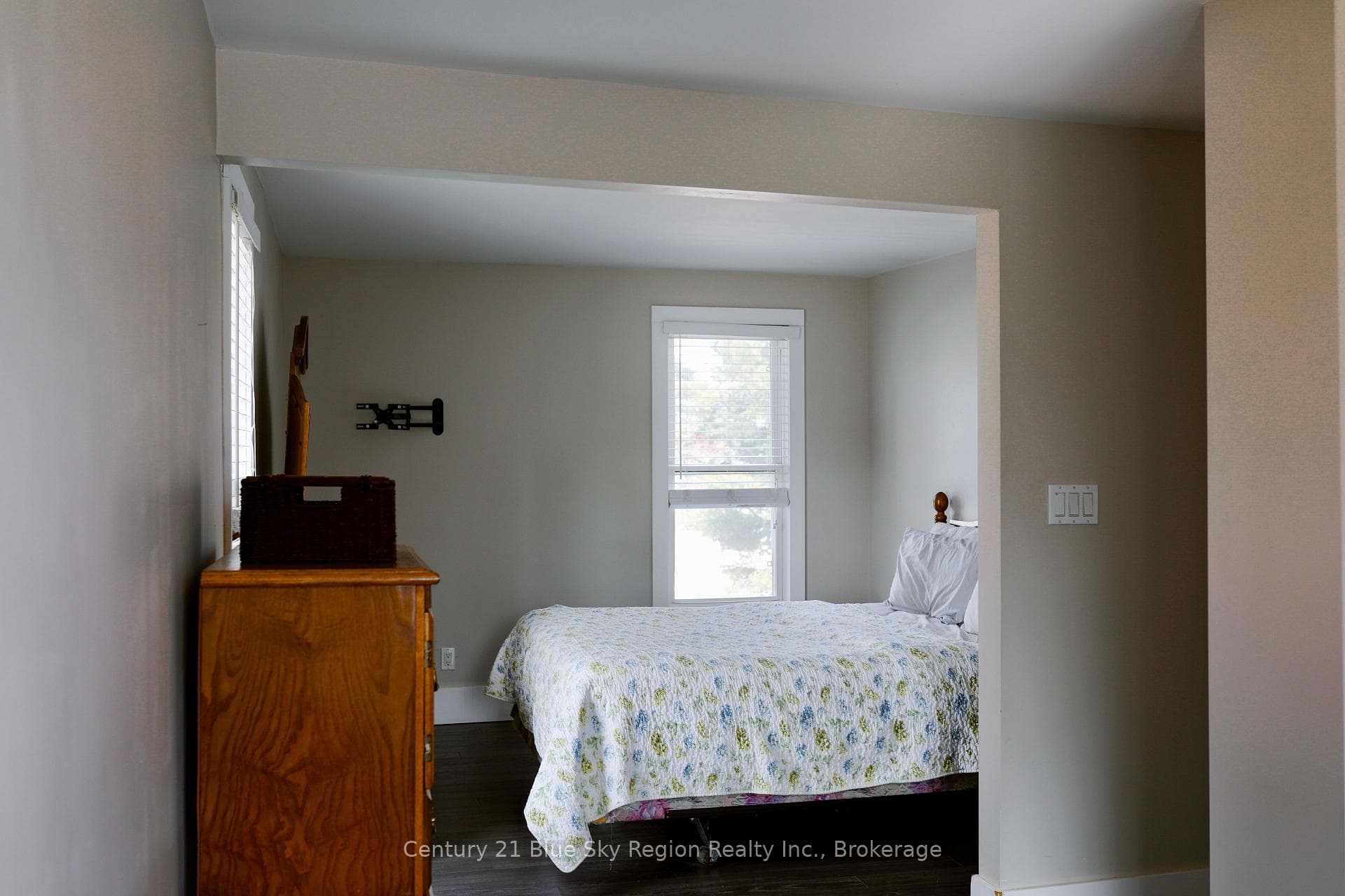 211 Edward Street photo 40