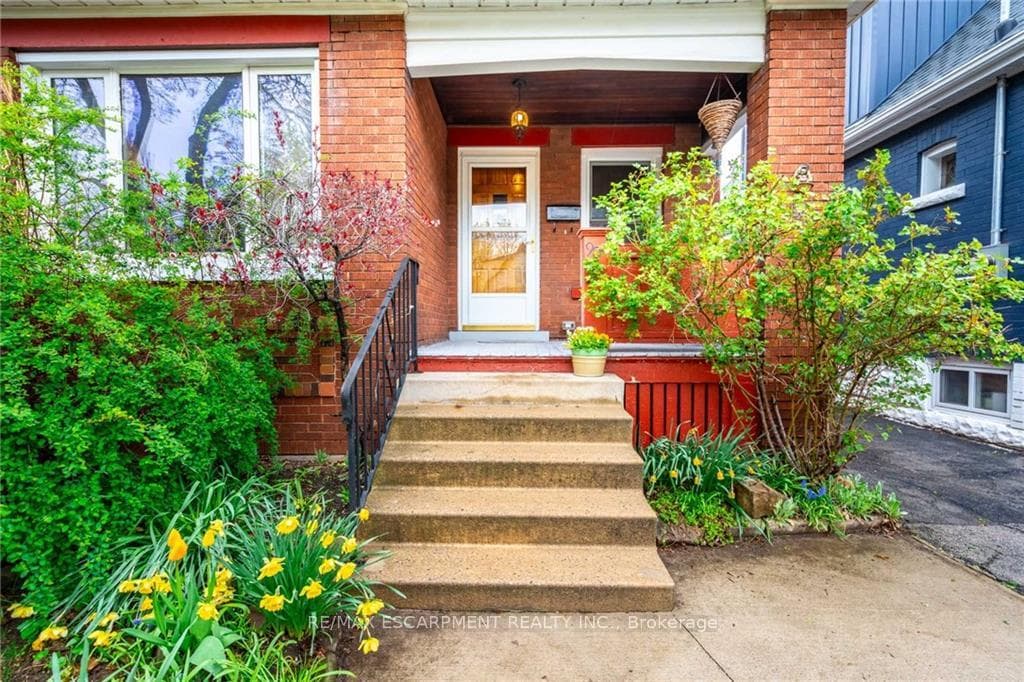 90 Graham Avenue photo 3