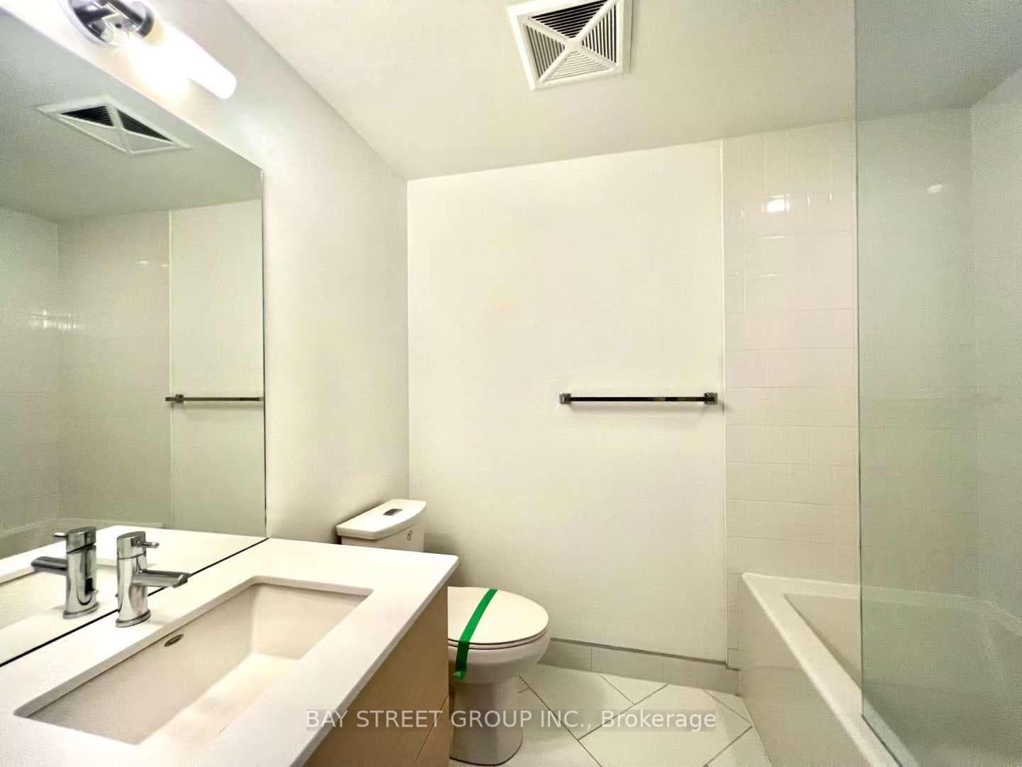 210 Simcoe Street Unit 1213 photo 4