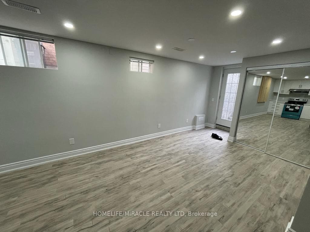 76 Jack Rabbit Crescent photo 3