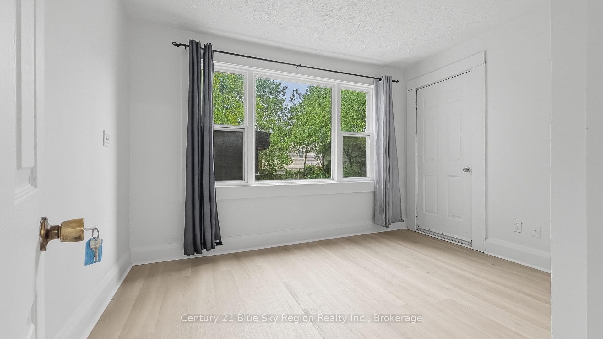 923 Fraser Street photo 7