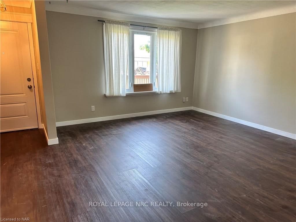 6258 RIALL Street photo 10