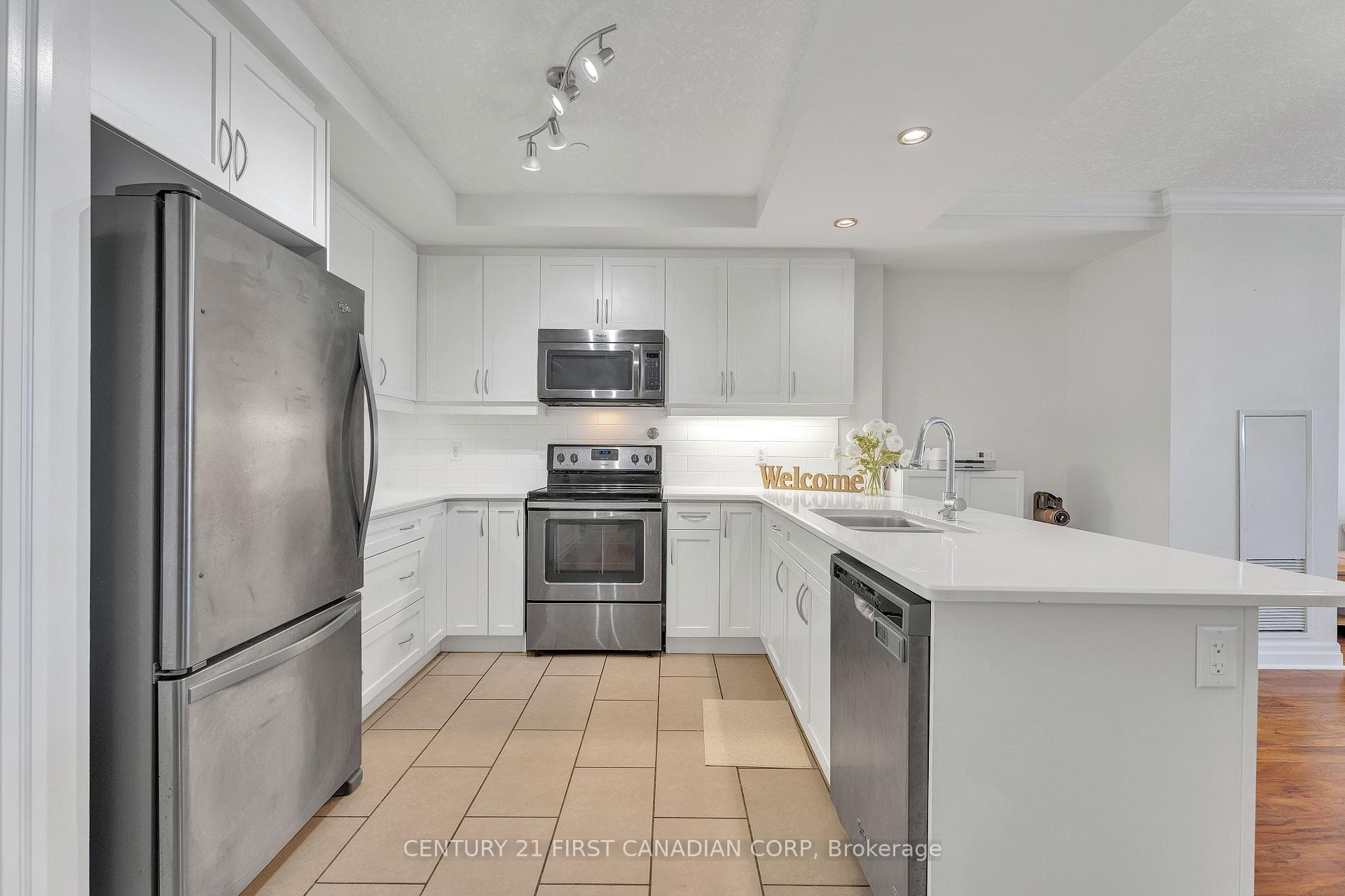 240 Villagewalk Boulevard Unit 812 photo 8
