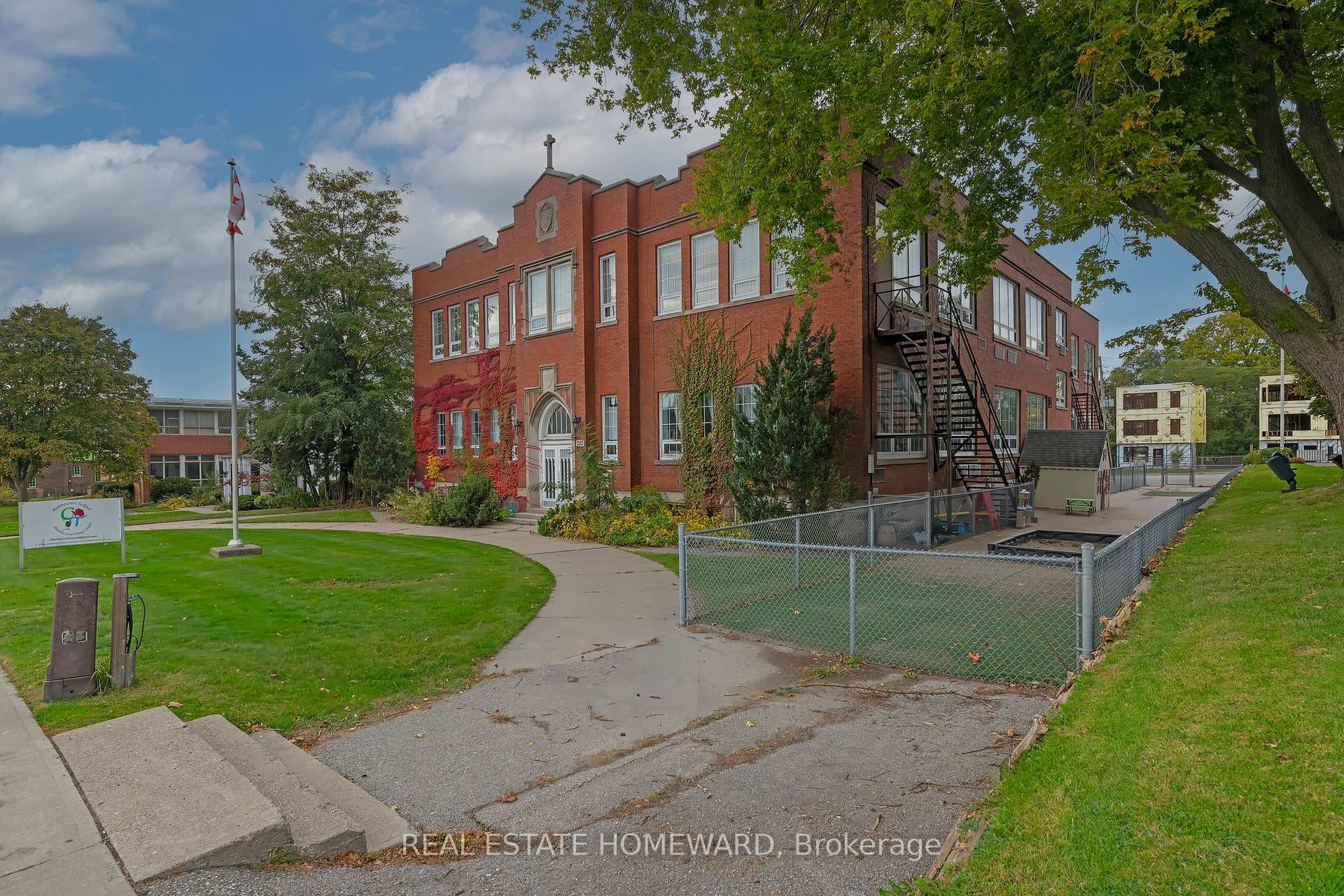 202 Simcoe Street photo 4