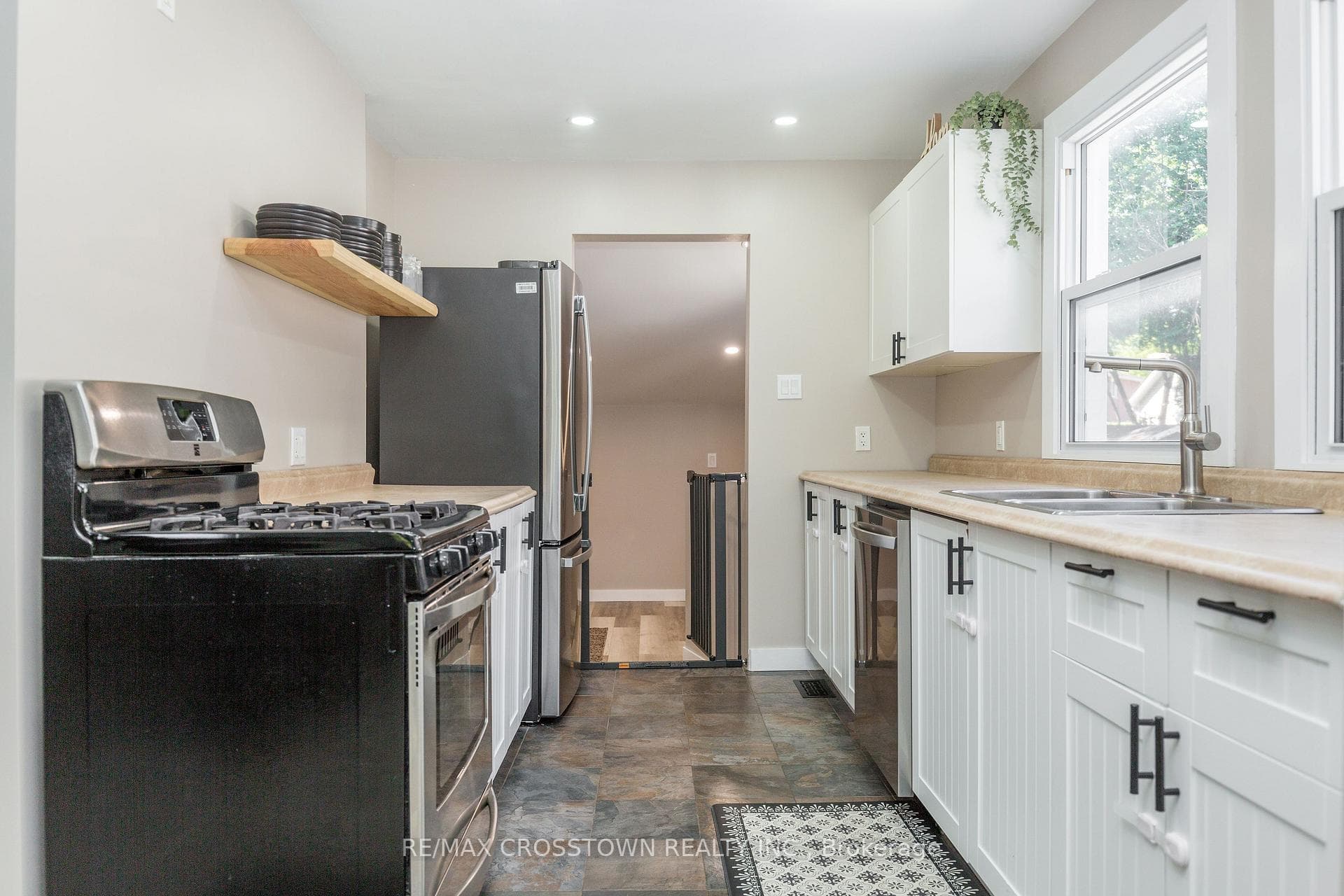 281 Elizabeth Street photo 9