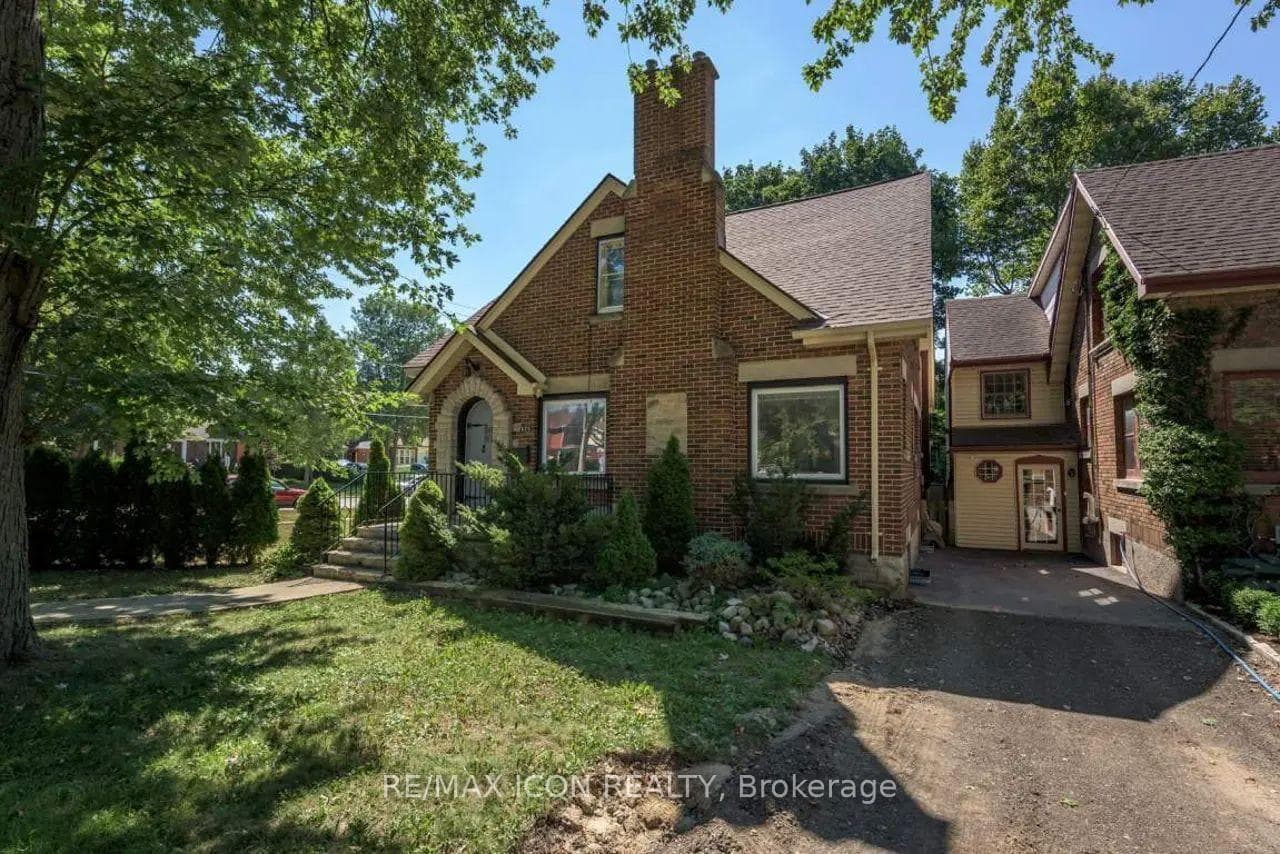 525 Grosvenor Street photo 2