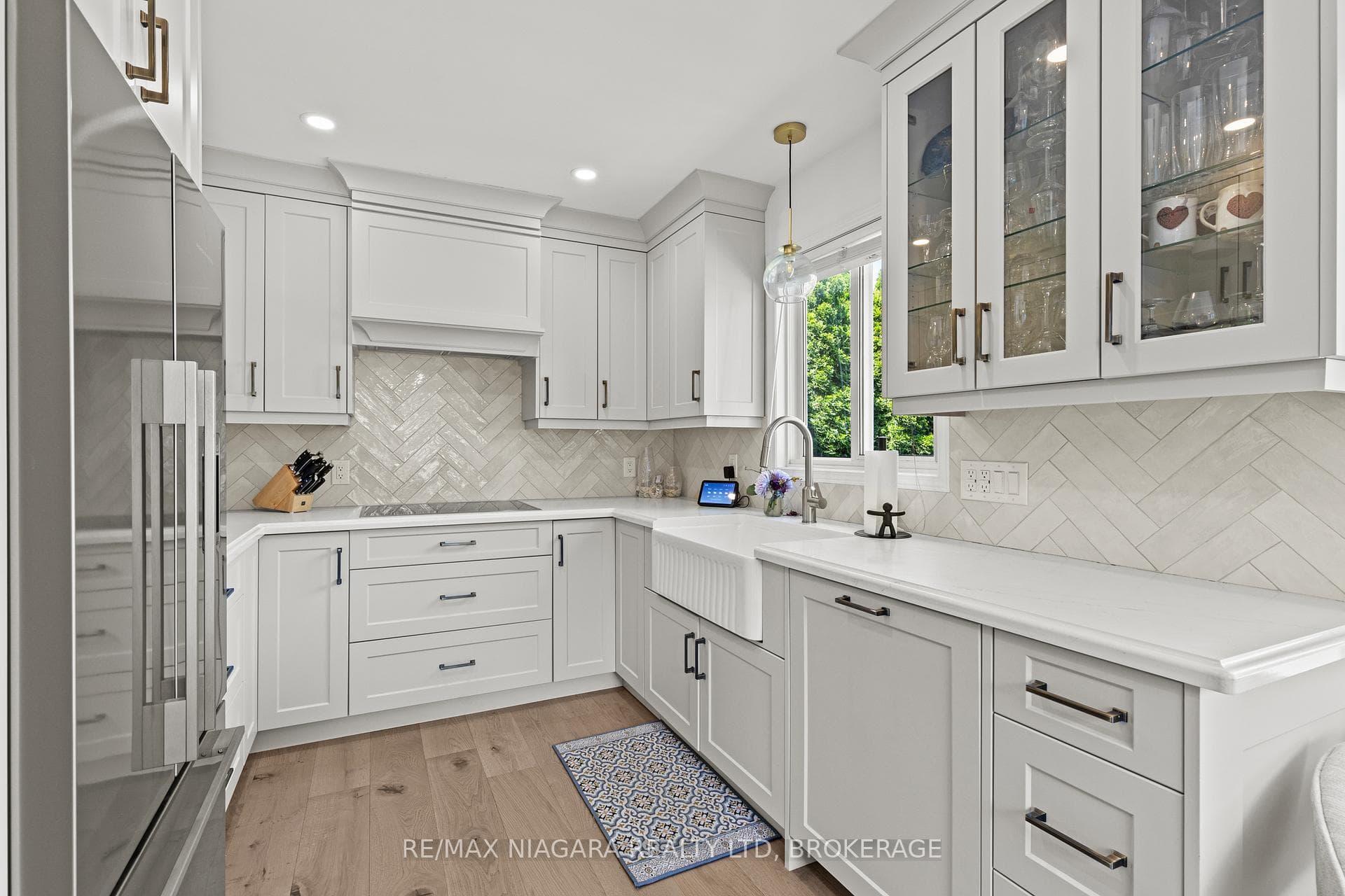 611 Victoria Street photo 19