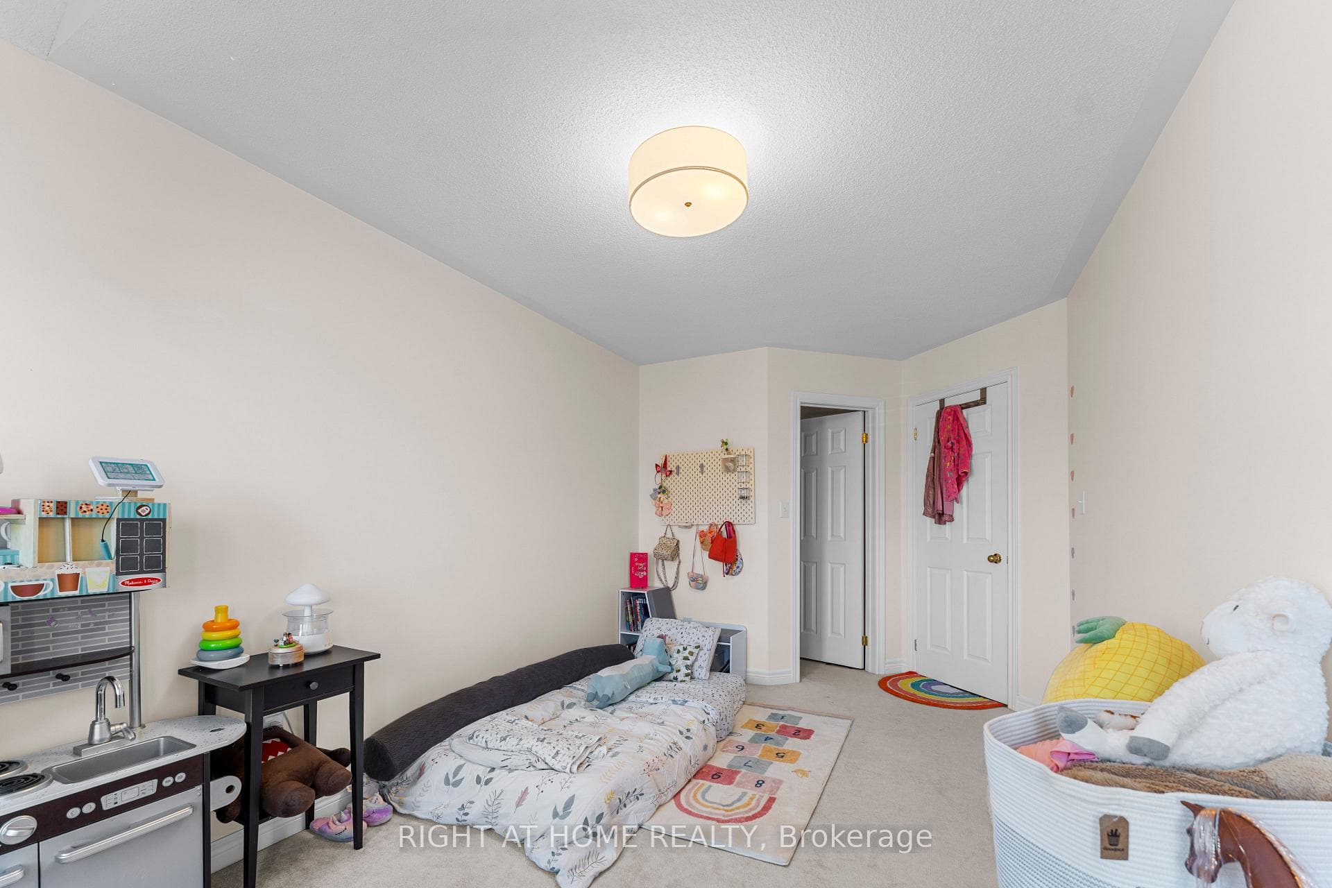 953 Stoutt Crescent photo 31