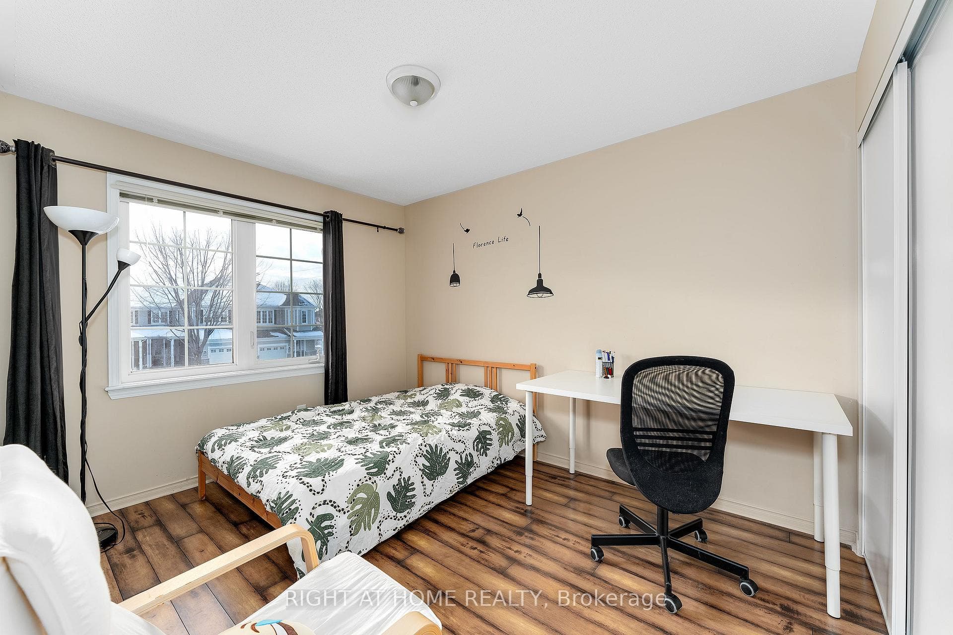 549 Ashbourne Crescent photo 25