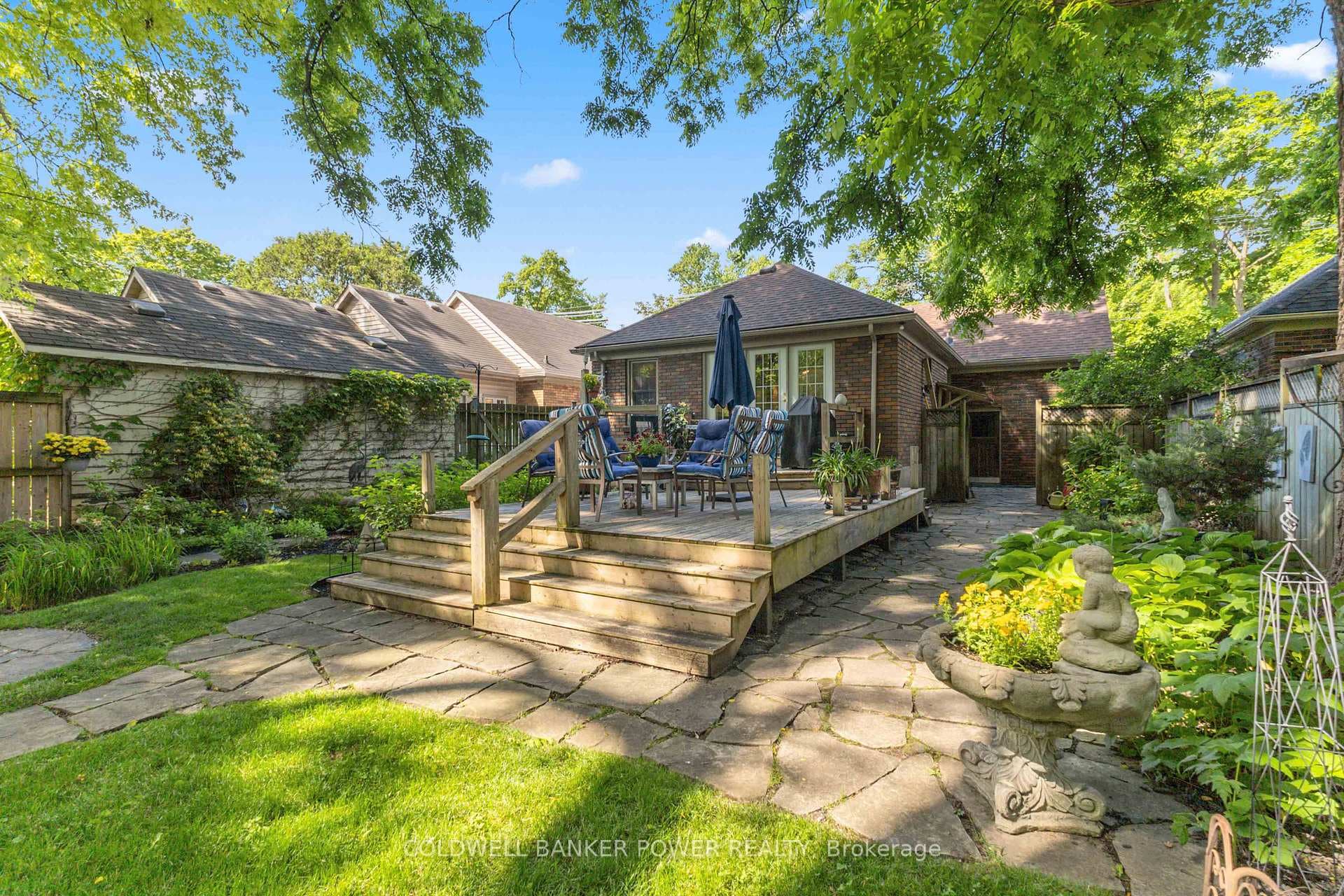 552 St George Street photo 35