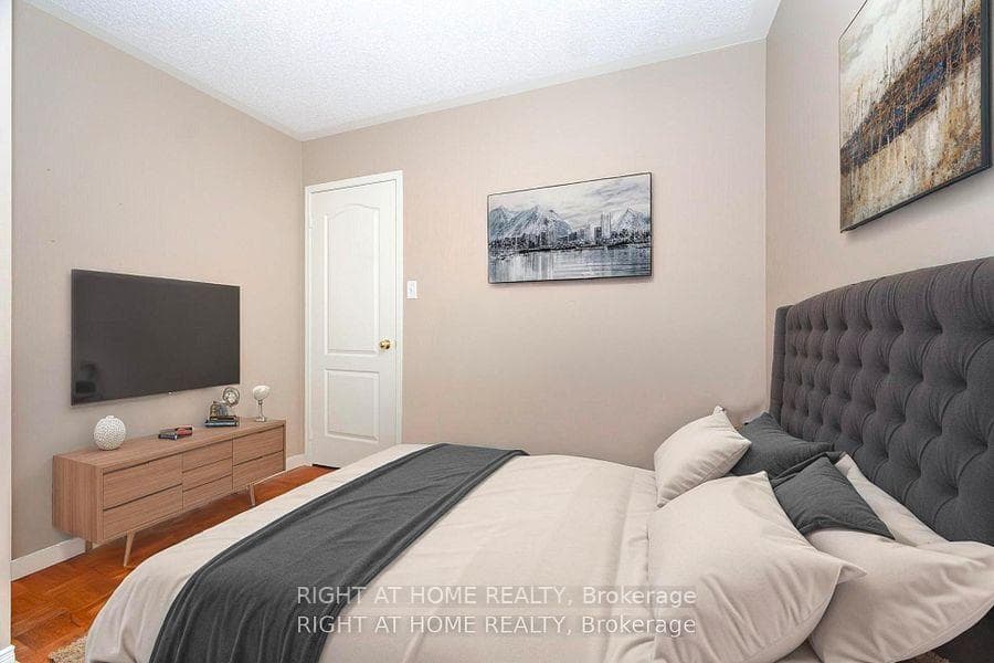 910 Oaktree Crescent photo 10
