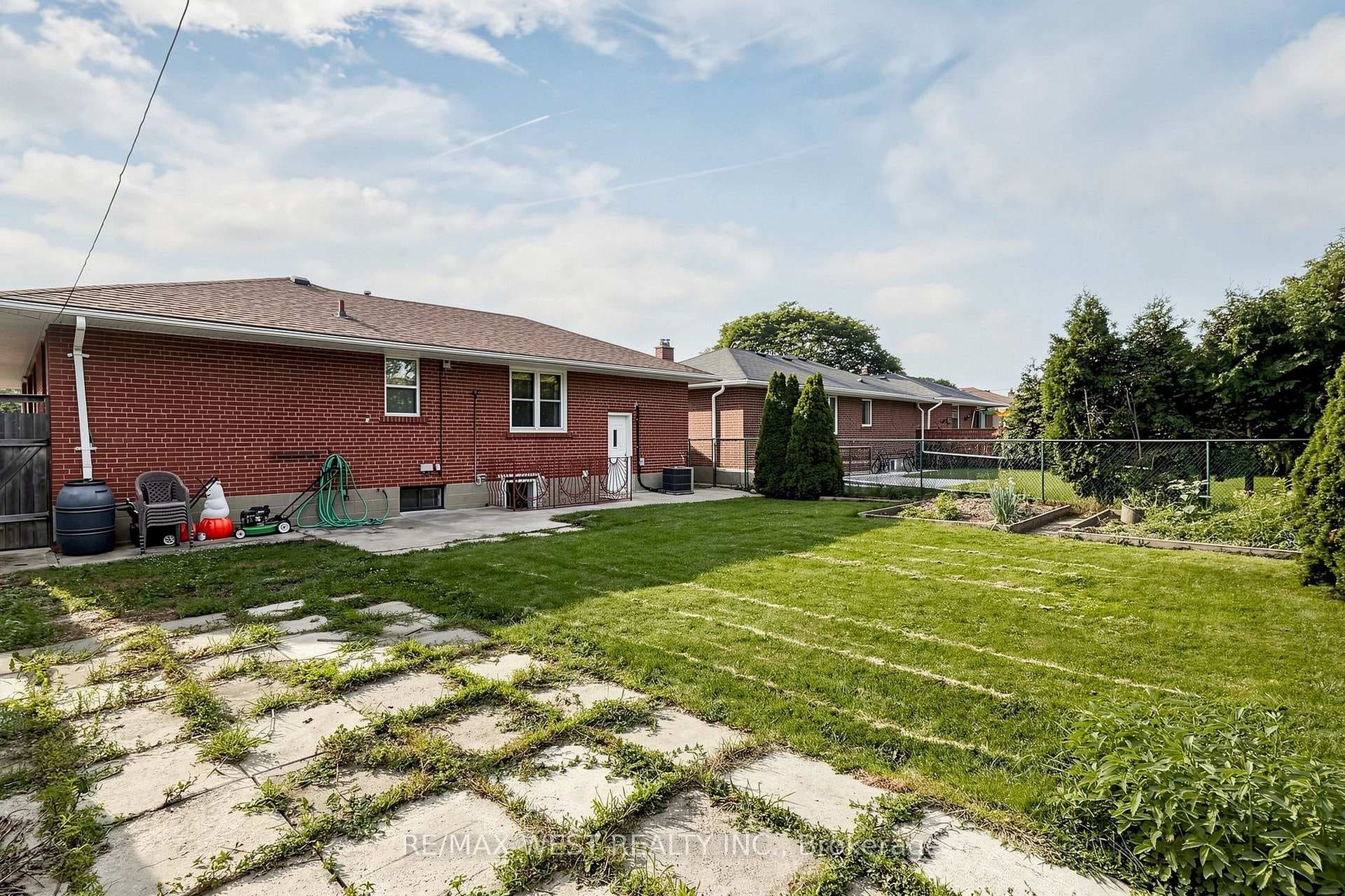 32 Allonsius Drive photo 40