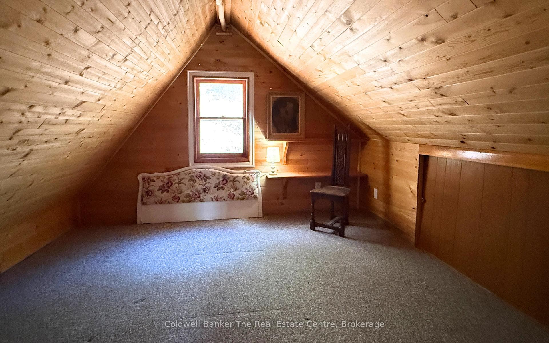 Upstairs loft bedroom.
