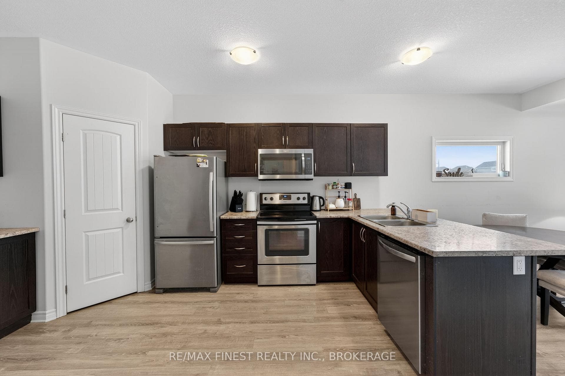 1060 Rosanna Avenue photo 5