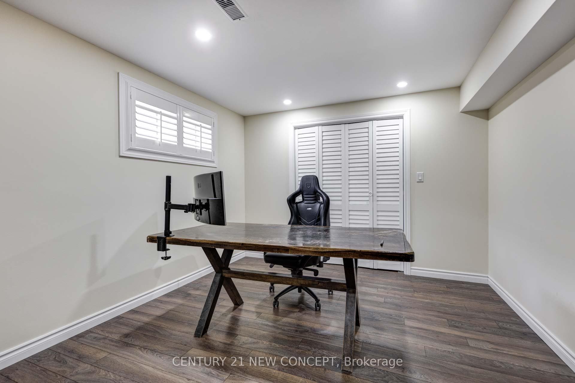 286 Schreyer Crescent photo 30