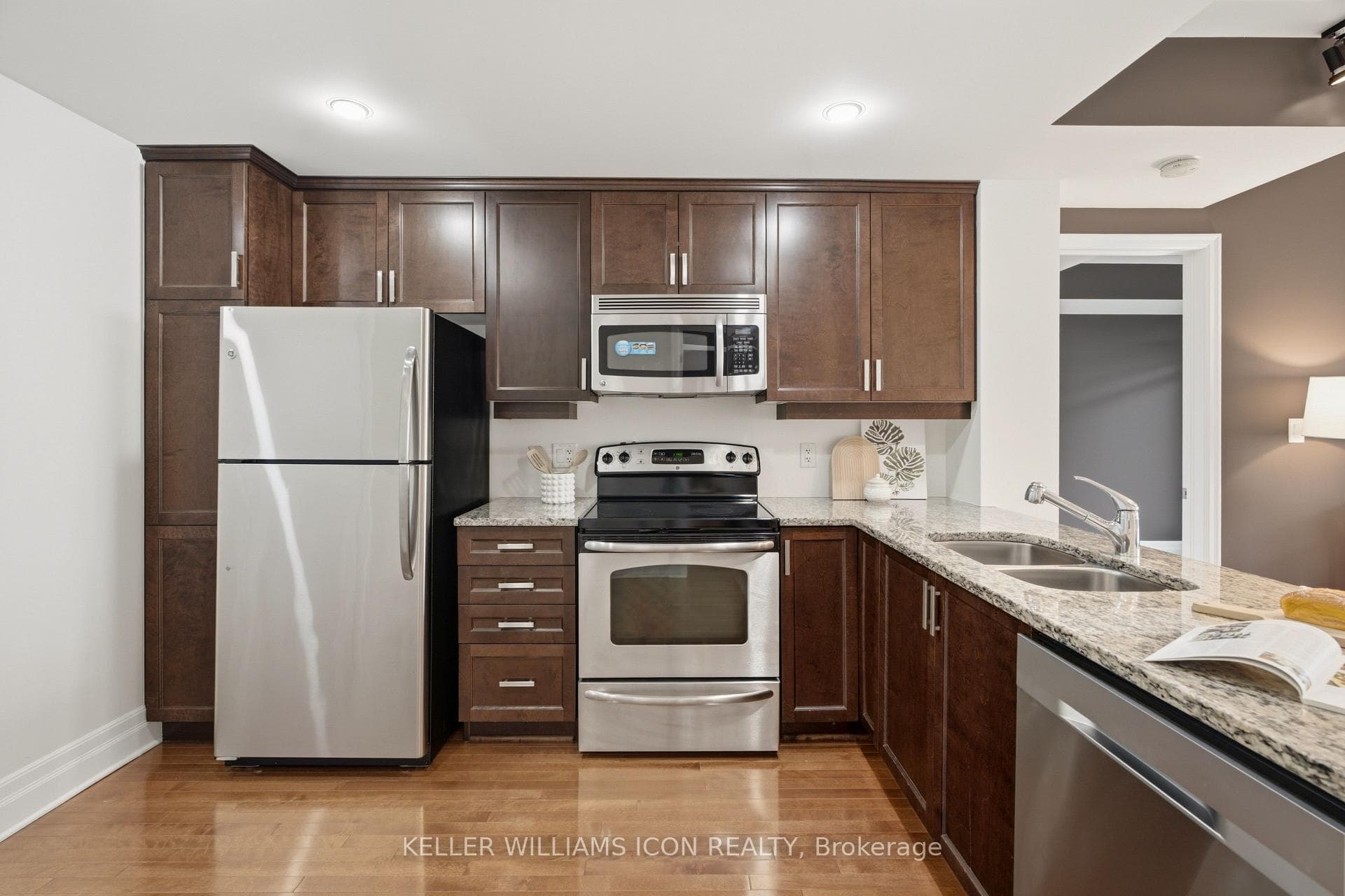 950 Marguerite Avenue Unit 213 photo 7