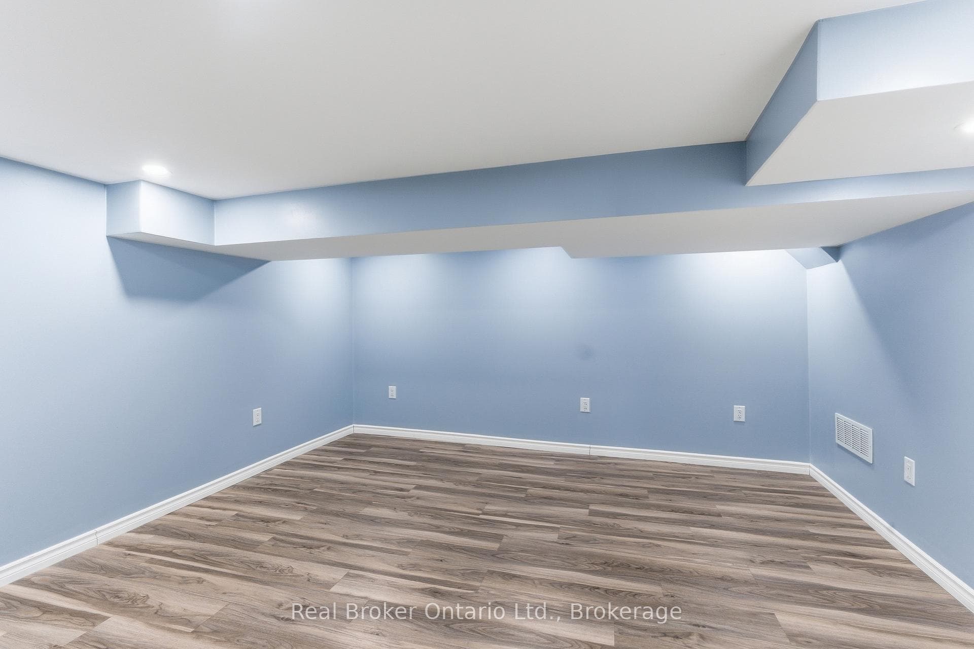880 LAWRENCE Road photo 38