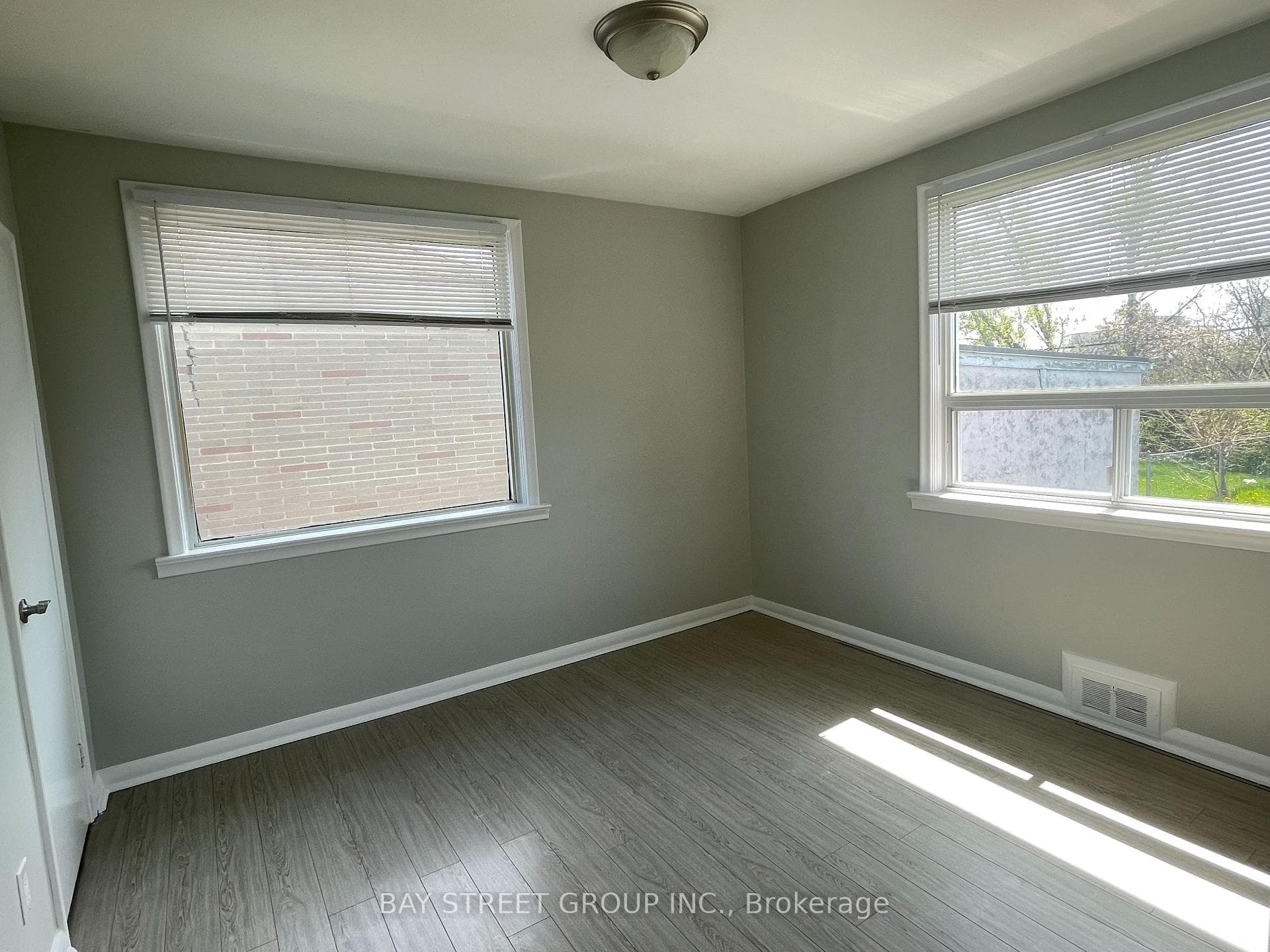 33 Bentworth Avenue Unit Main photo 11