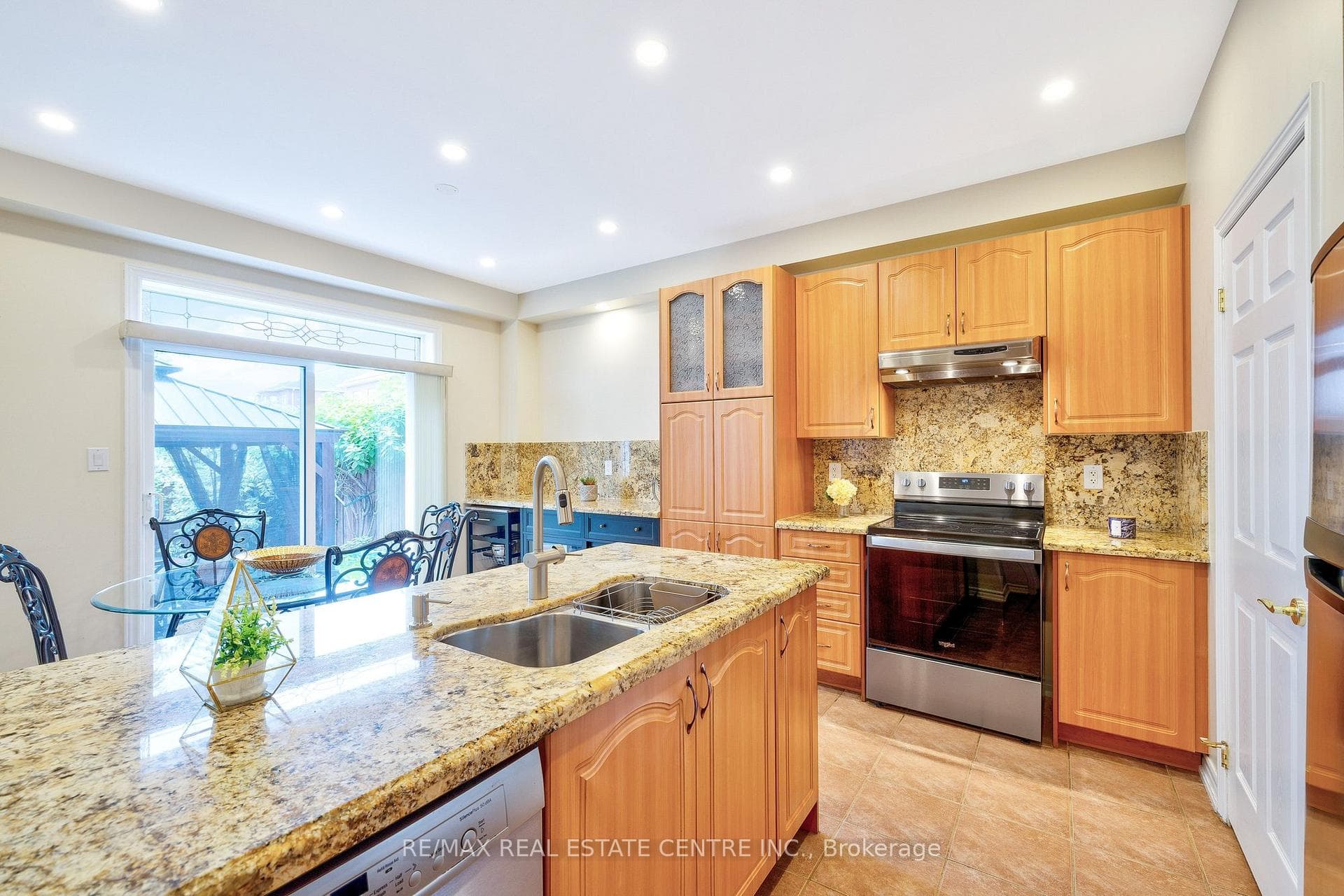 241 Duff Crescent photo 9