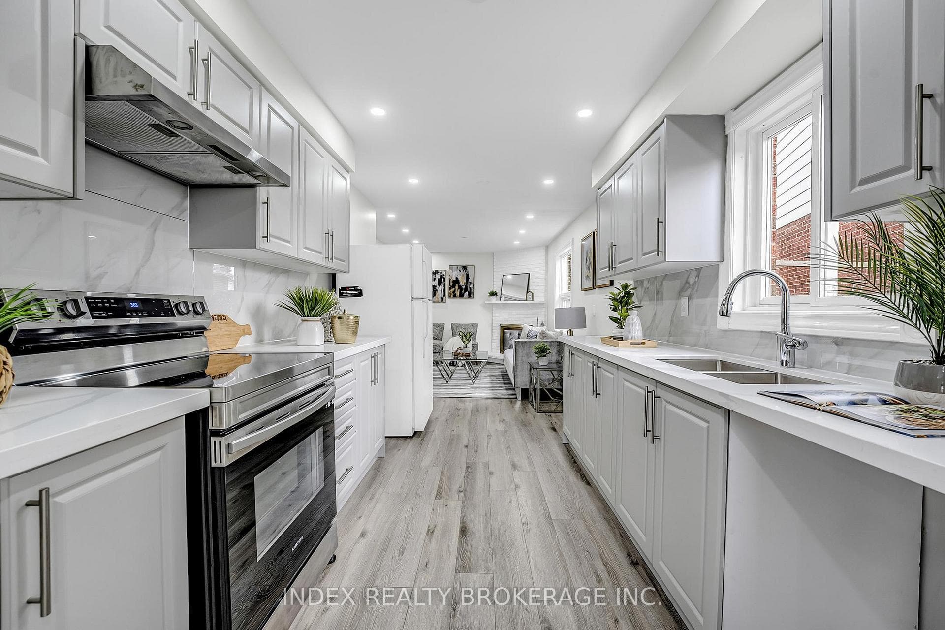 6 Banting Crescent photo 9