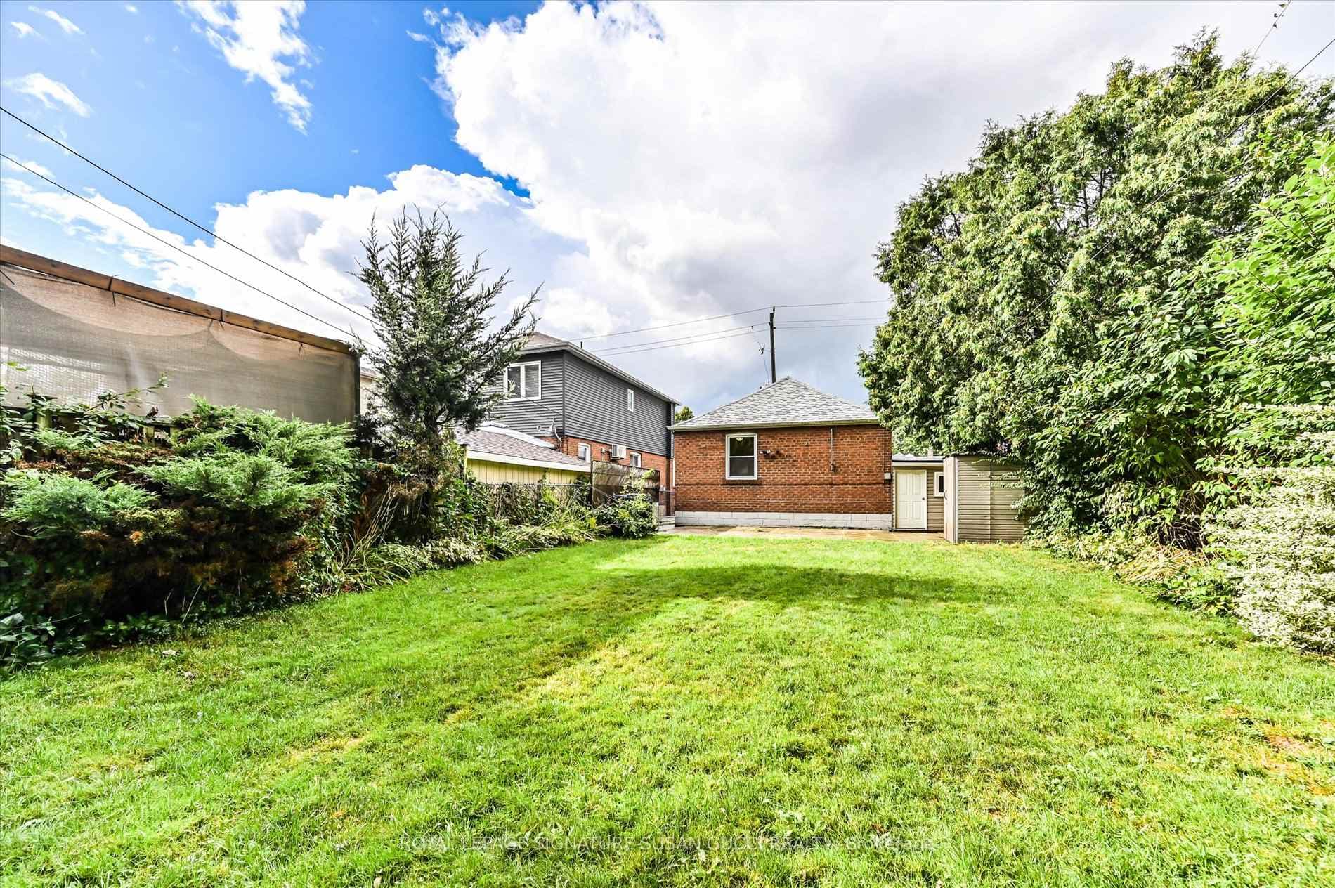 2747 St Clair Avenue photo 23
