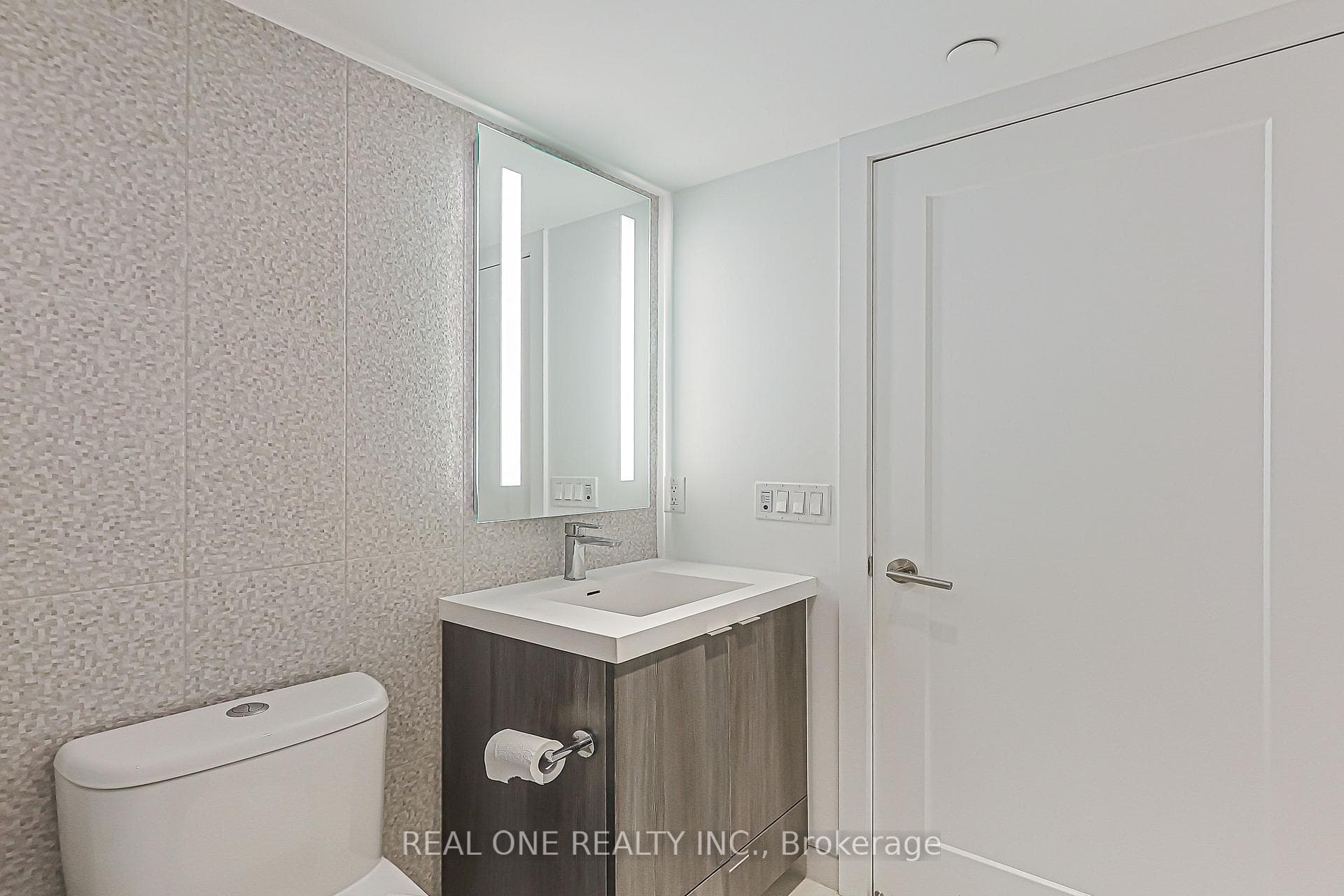 585 Bloor St East Street Unit 821 photo 31