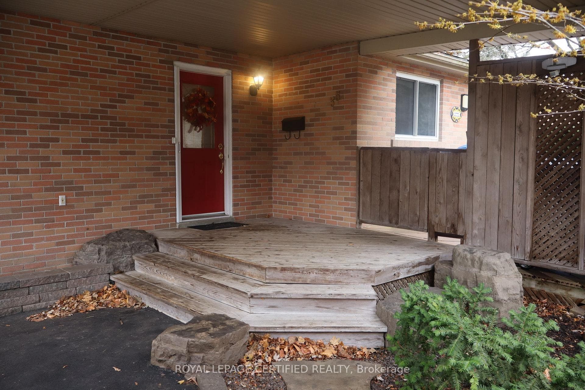 35 Ladore Drive photo 3