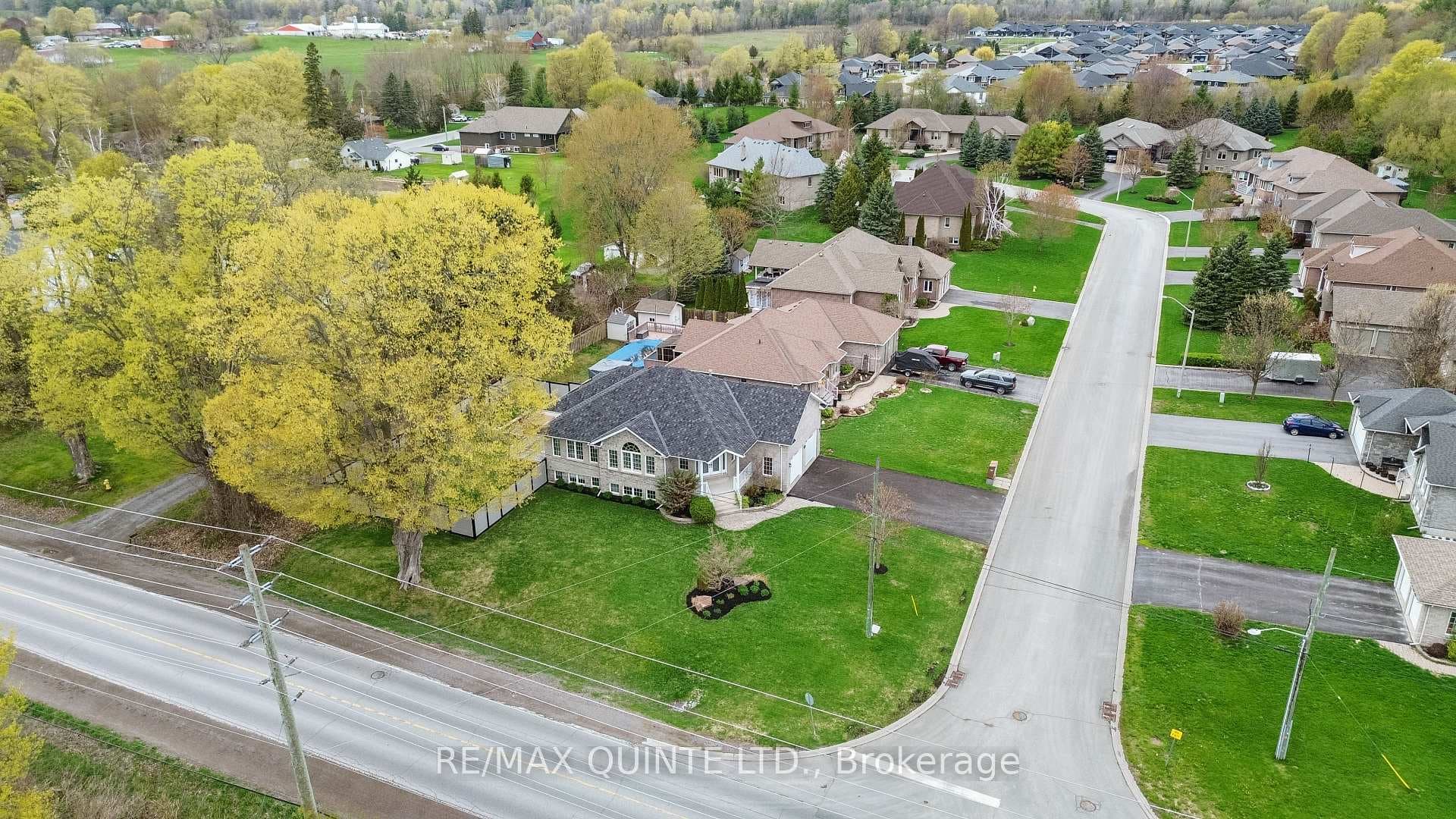 2 Applecrest Lane photo 4