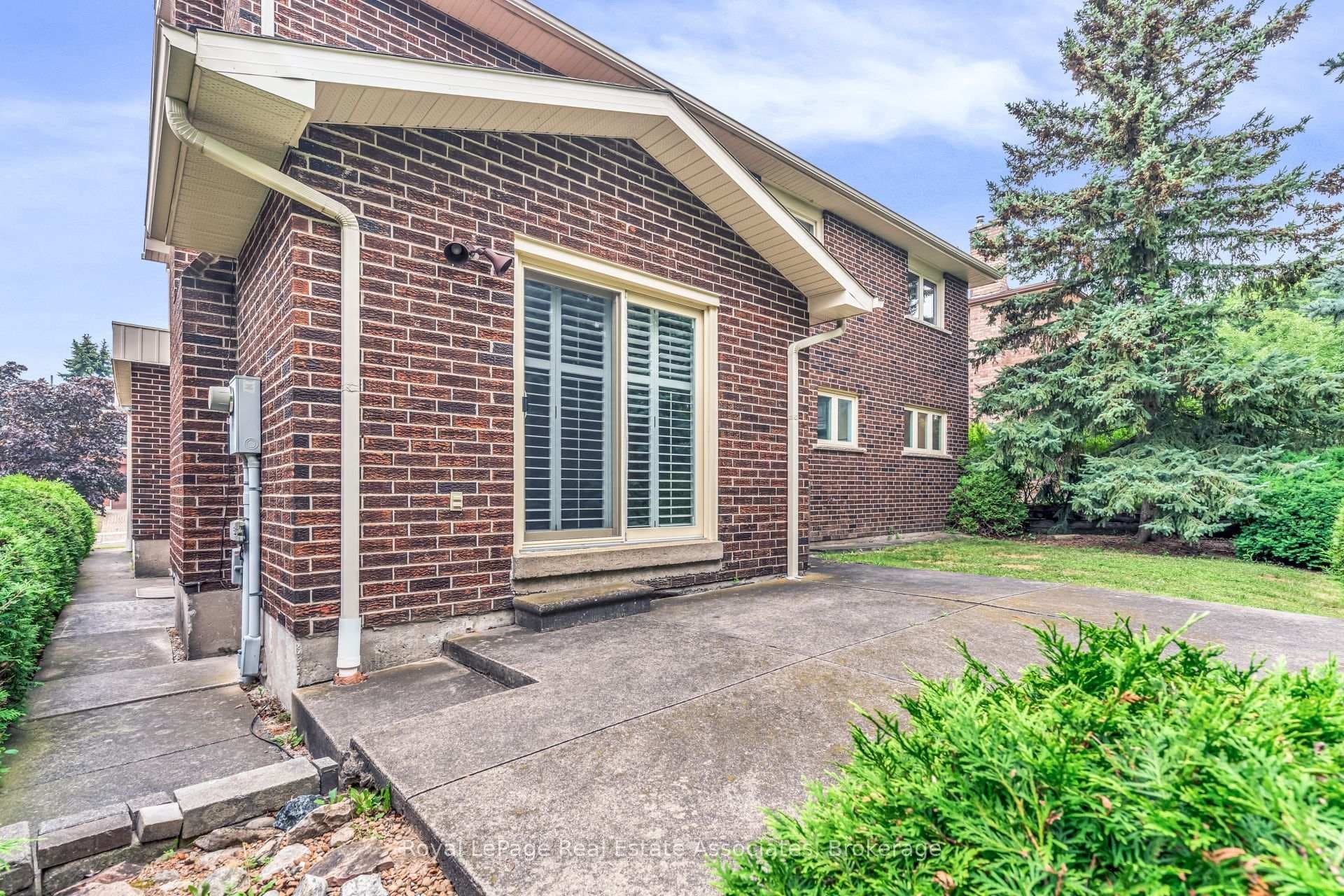 2529 Claymore Crescent photo 42