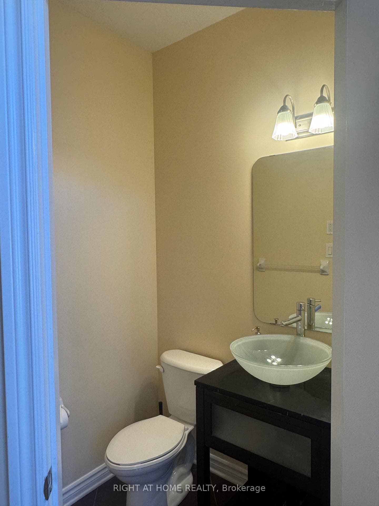 253 WAYMARK Crescent photo 6