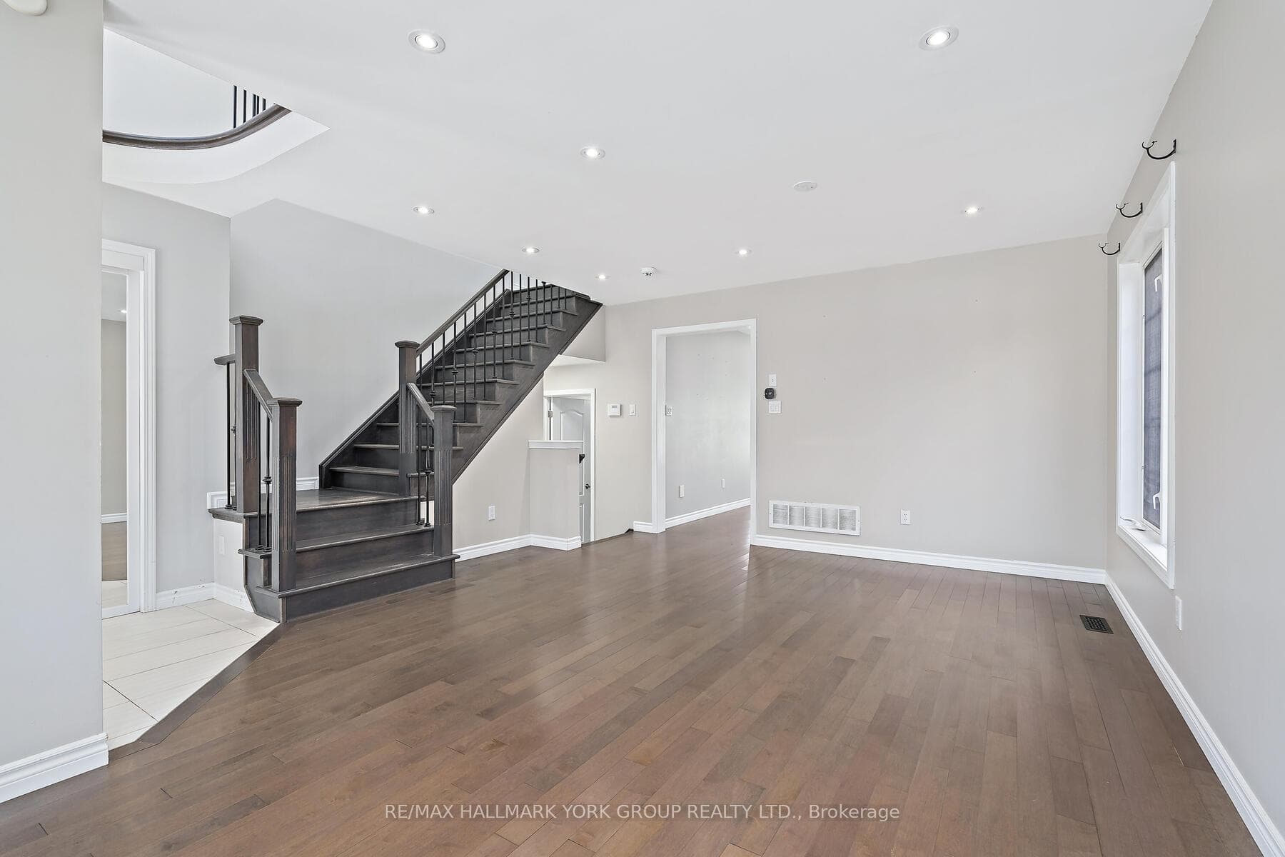 5562 Broadpath Gate photo 10