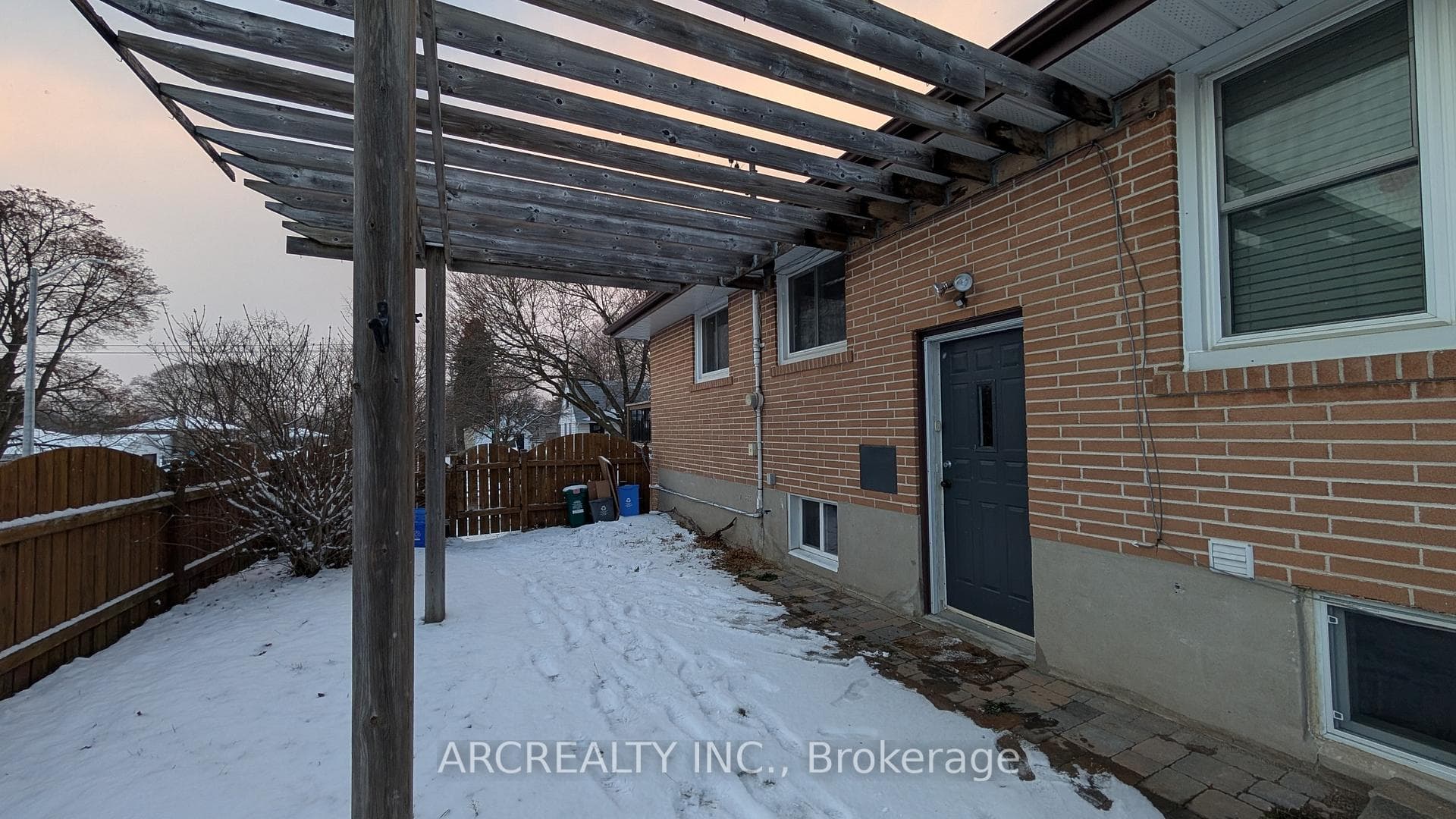 149 Gunn Street Unit Lower photo 3