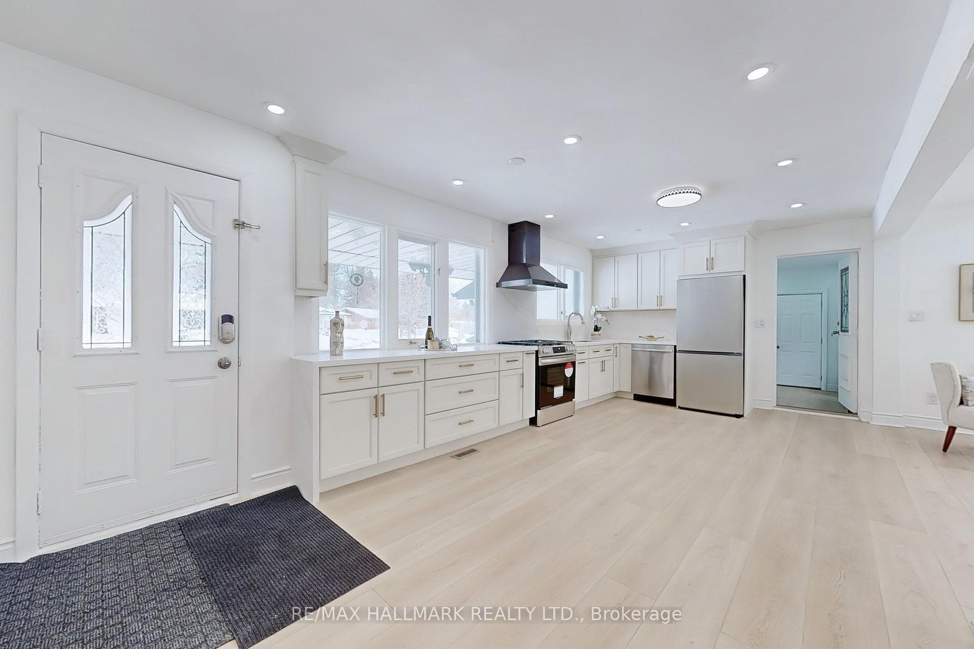 696 Jasmine Crescent photo 10
