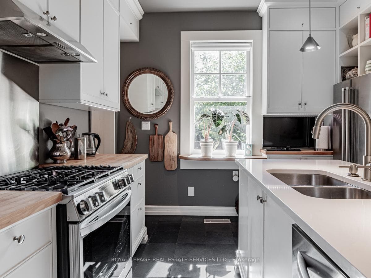 20 Howland Avenue photo 13