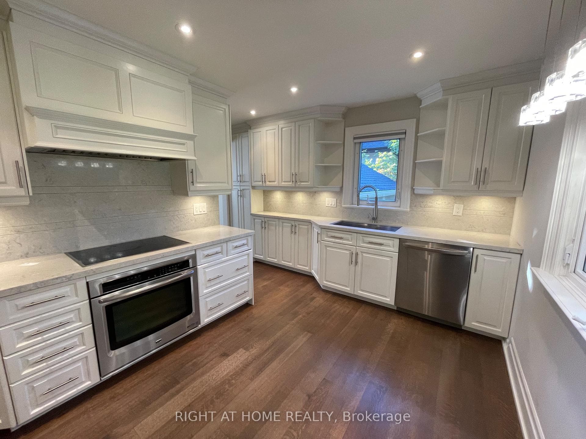 1037 Lakeshore Road photo 6