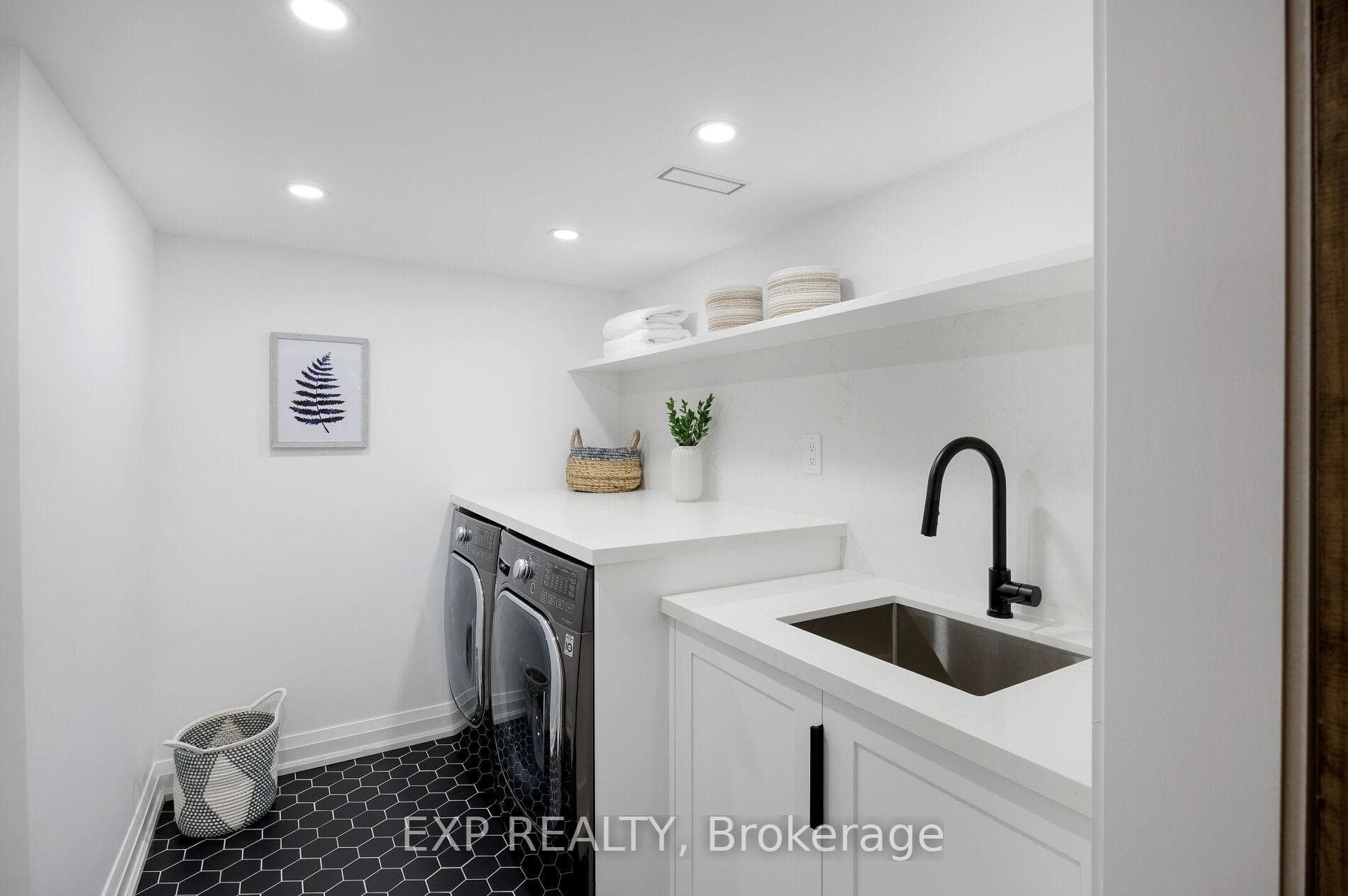 870 Royal York Road photo 43
