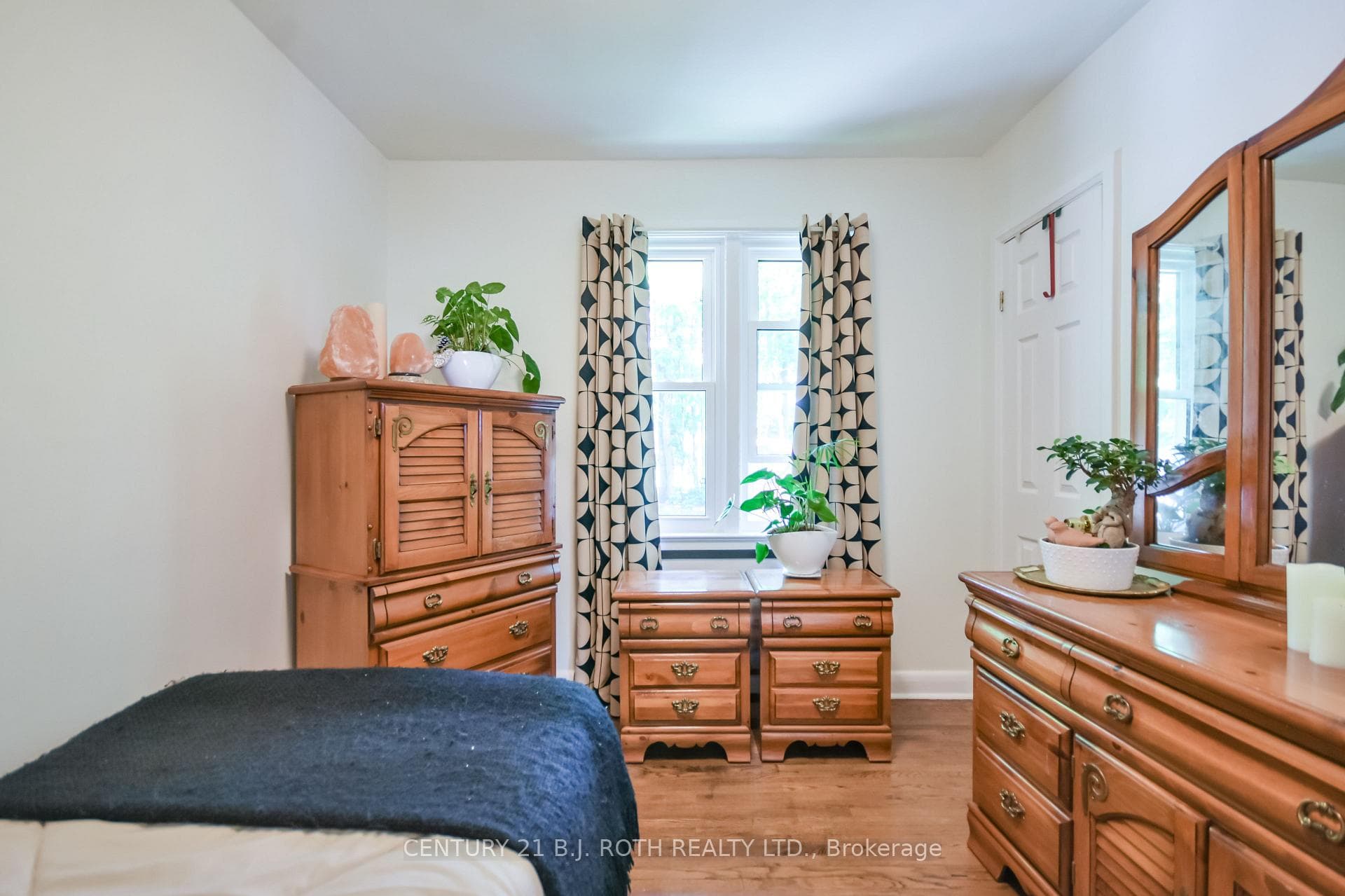 223 Wellington Street photo 22