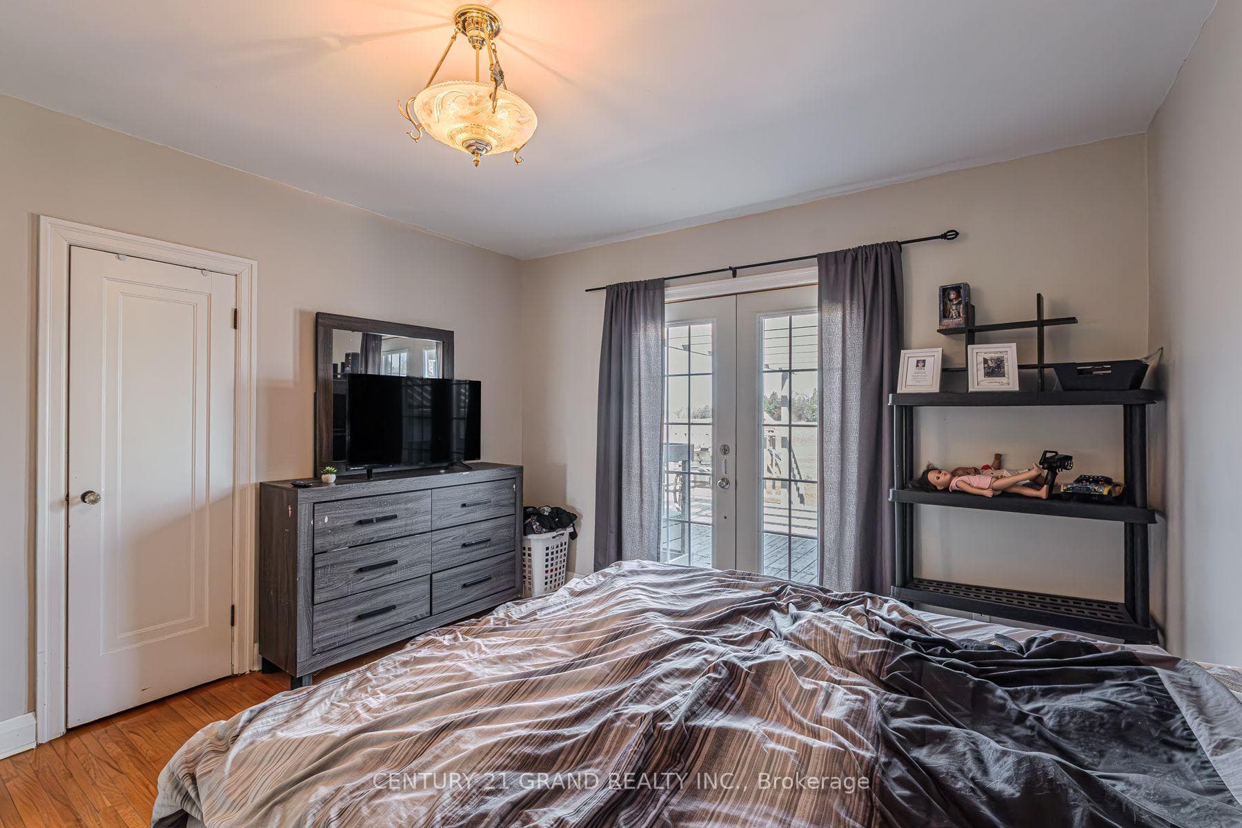 344 Simcoe Street photo 21