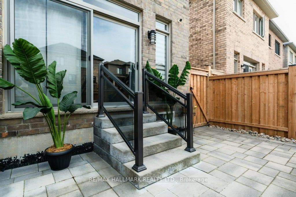 245 Cranbrook Crescent photo 37